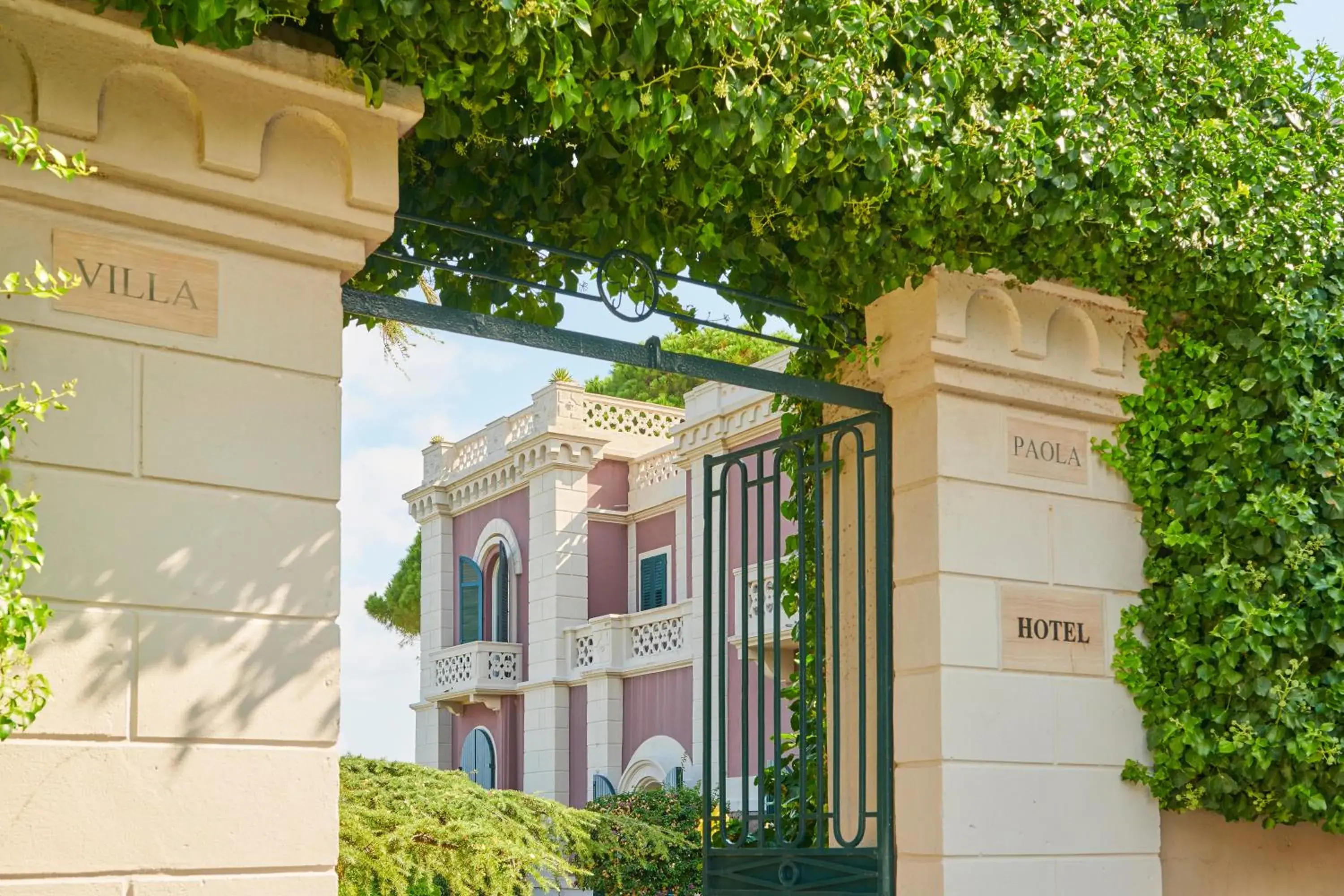 Property building in Villa Paola Property building in Villa Paola