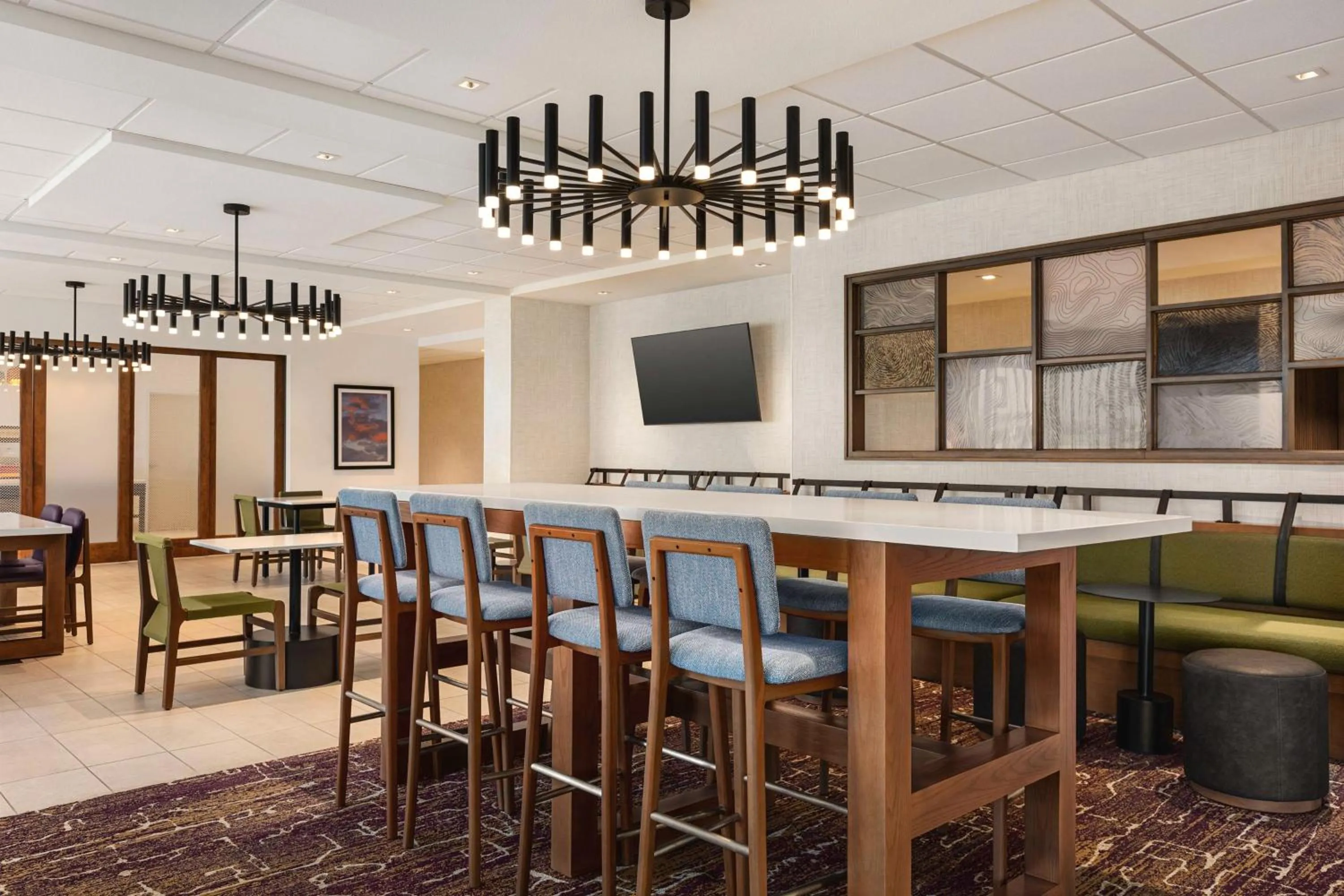 Communal lounge/ TV room in Hampton Inn Stockton, Ca