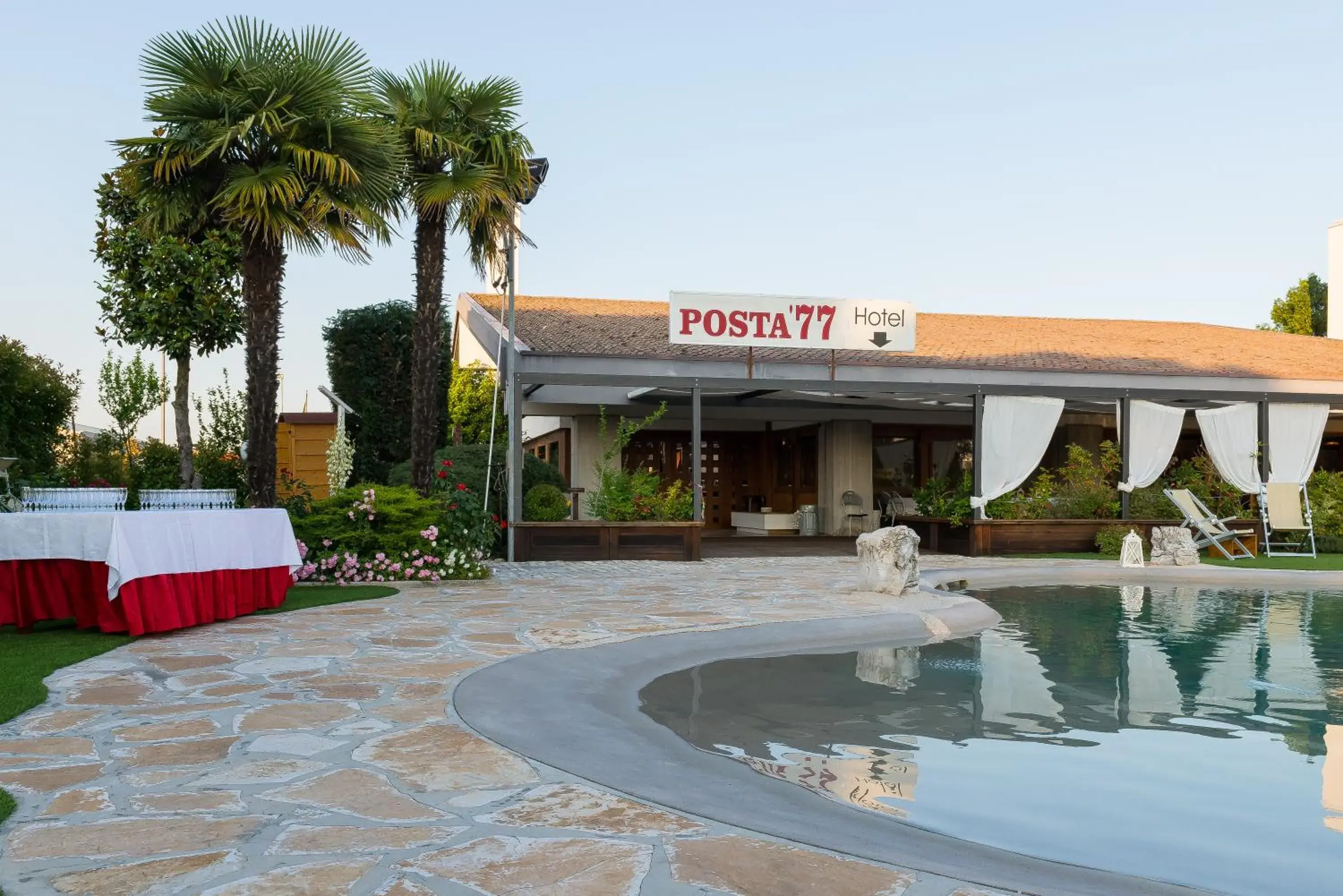 Property building in Hotel Posta 77