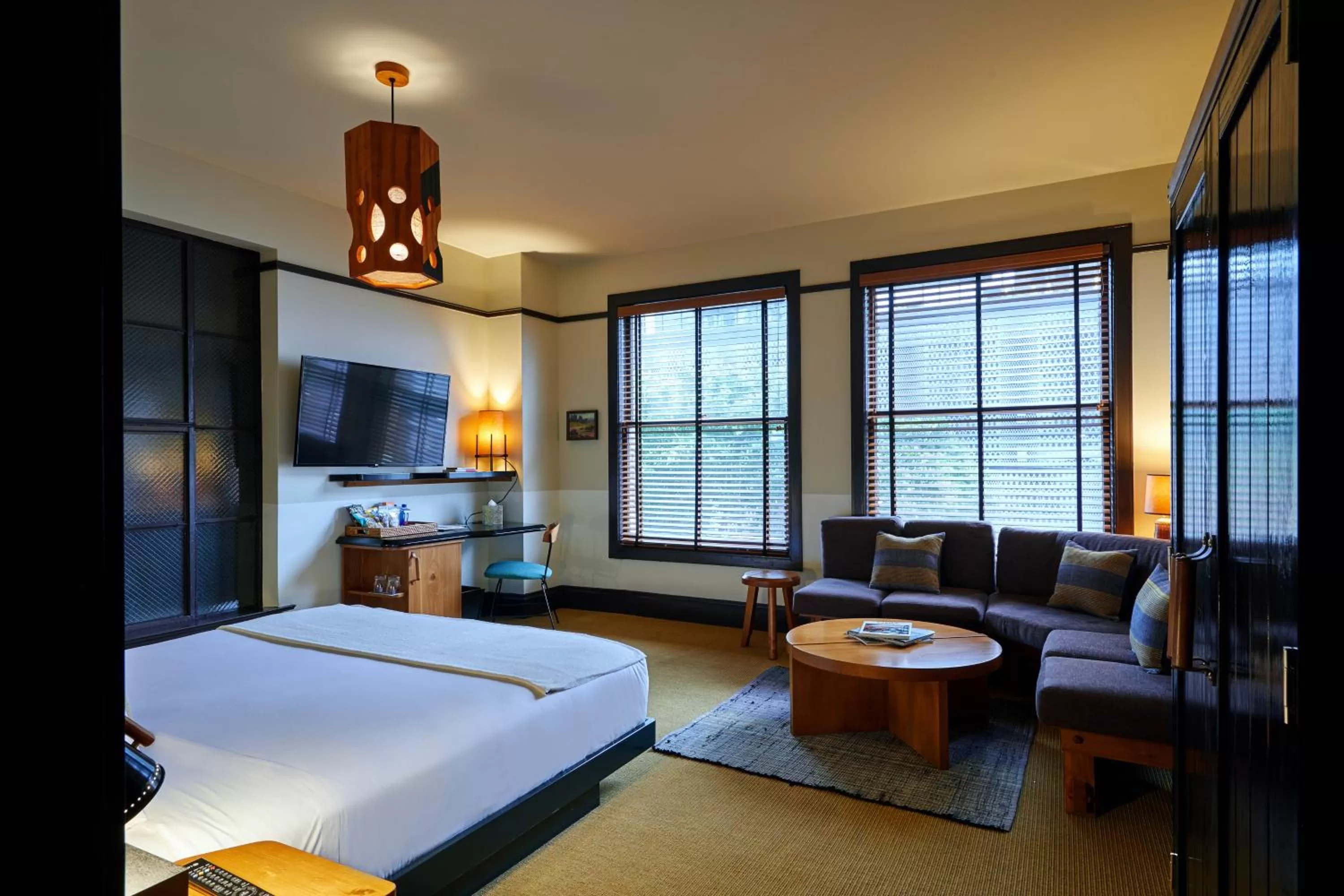 Photo of the whole room, Bed in Freehand Los Angeles