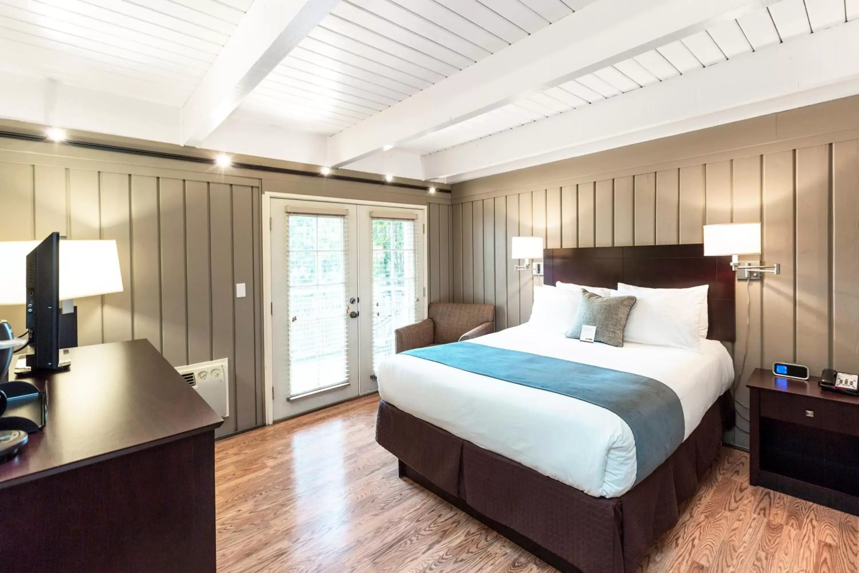 Photo of the whole room, Bed in Earthbox Inn & Spa