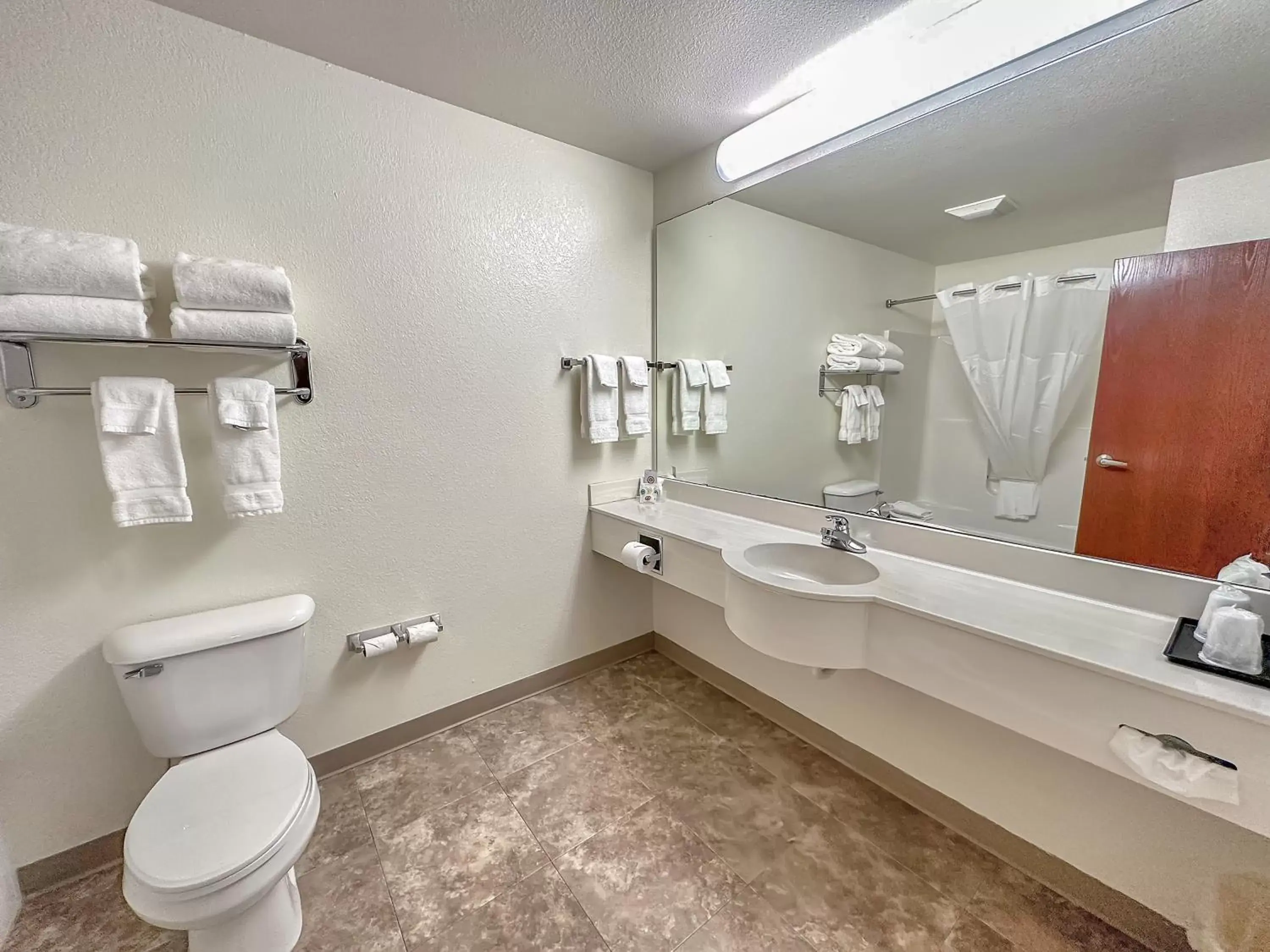 Public Bath, Bathroom in Estherville Hotel & Suites
