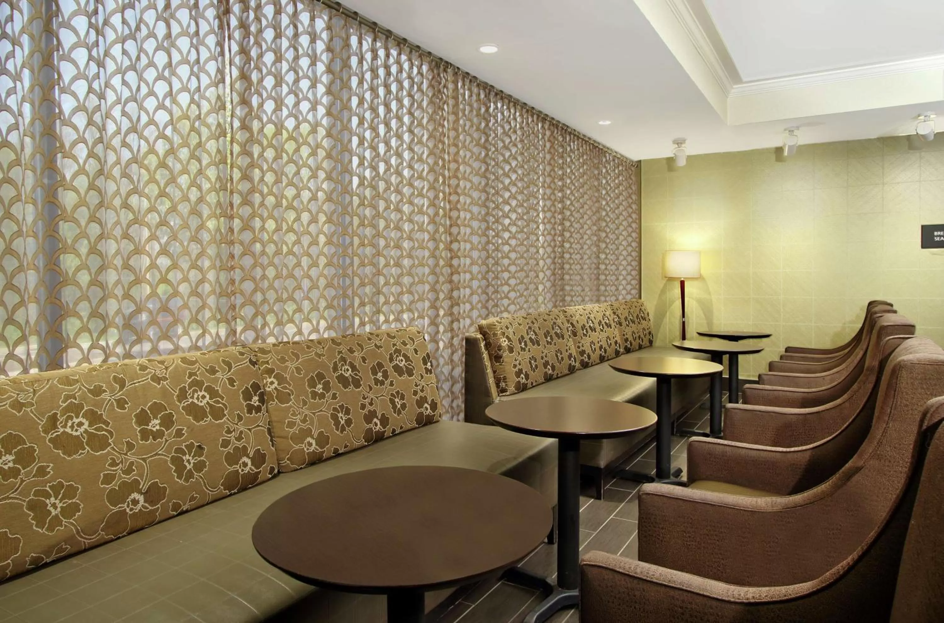 Dining area in Hampton Inn Philadelphia-Great Valley