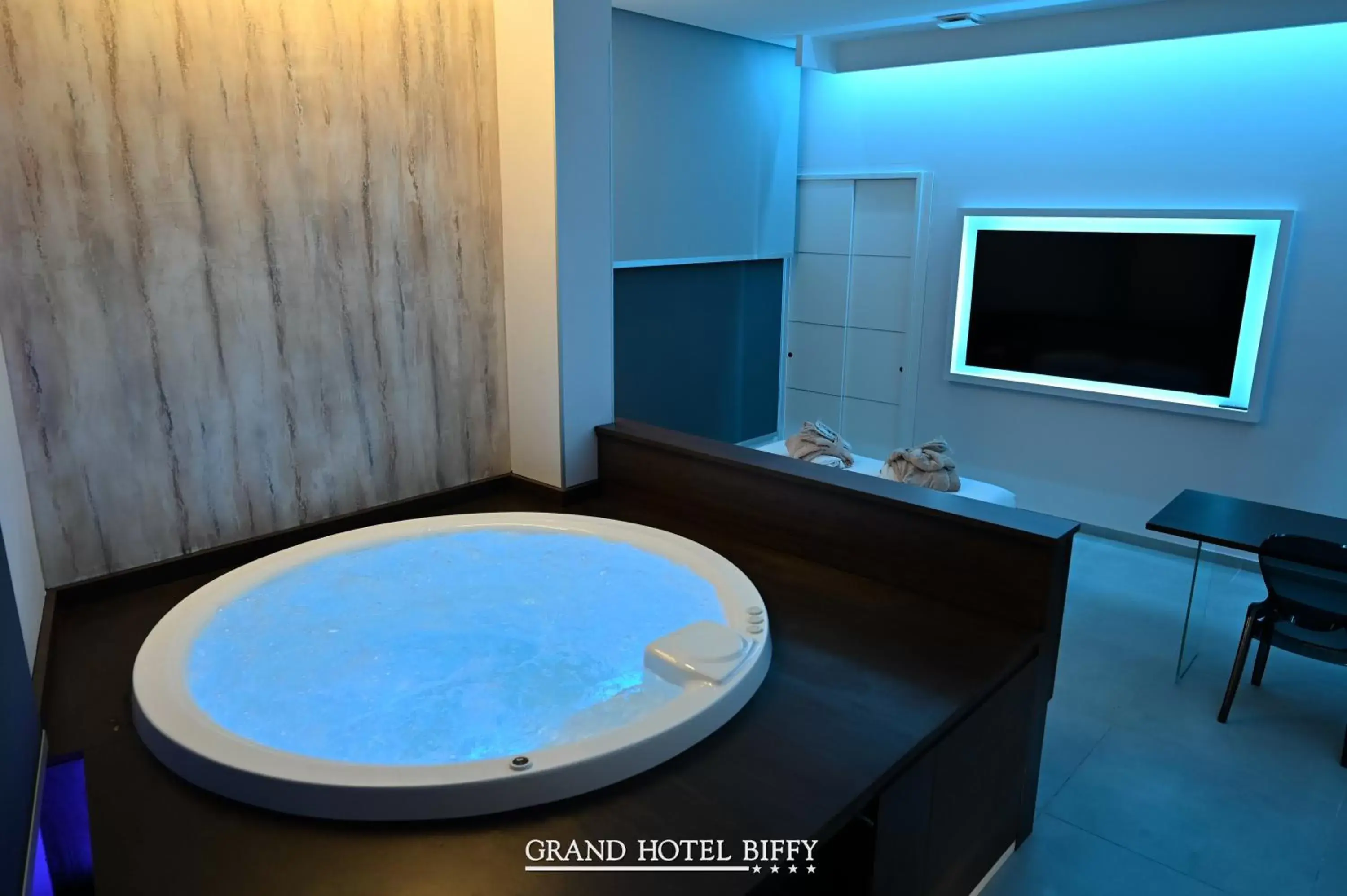 Swimming pool, Bathroom in Grand Hotel Biffy