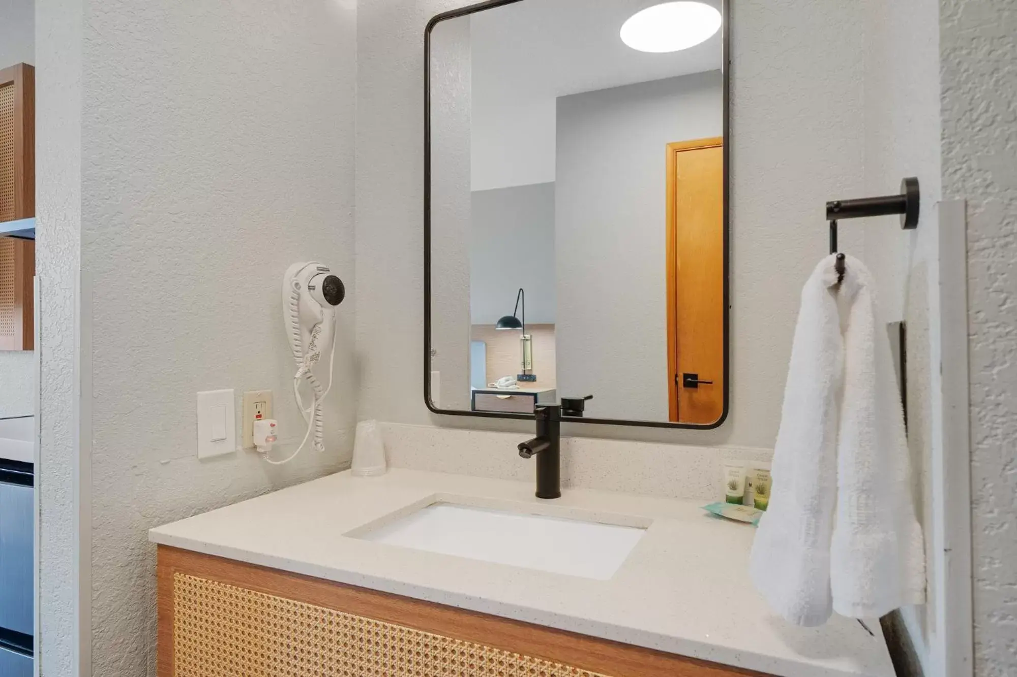 Bathroom in Garibaldi Inn at the Bay