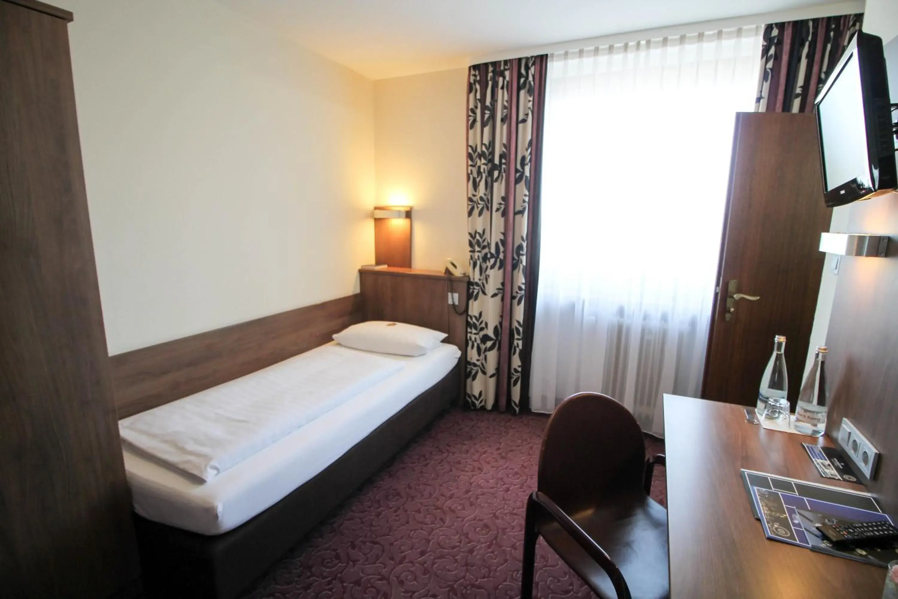 Photo of the whole room, Bed in Hotel am Zoo