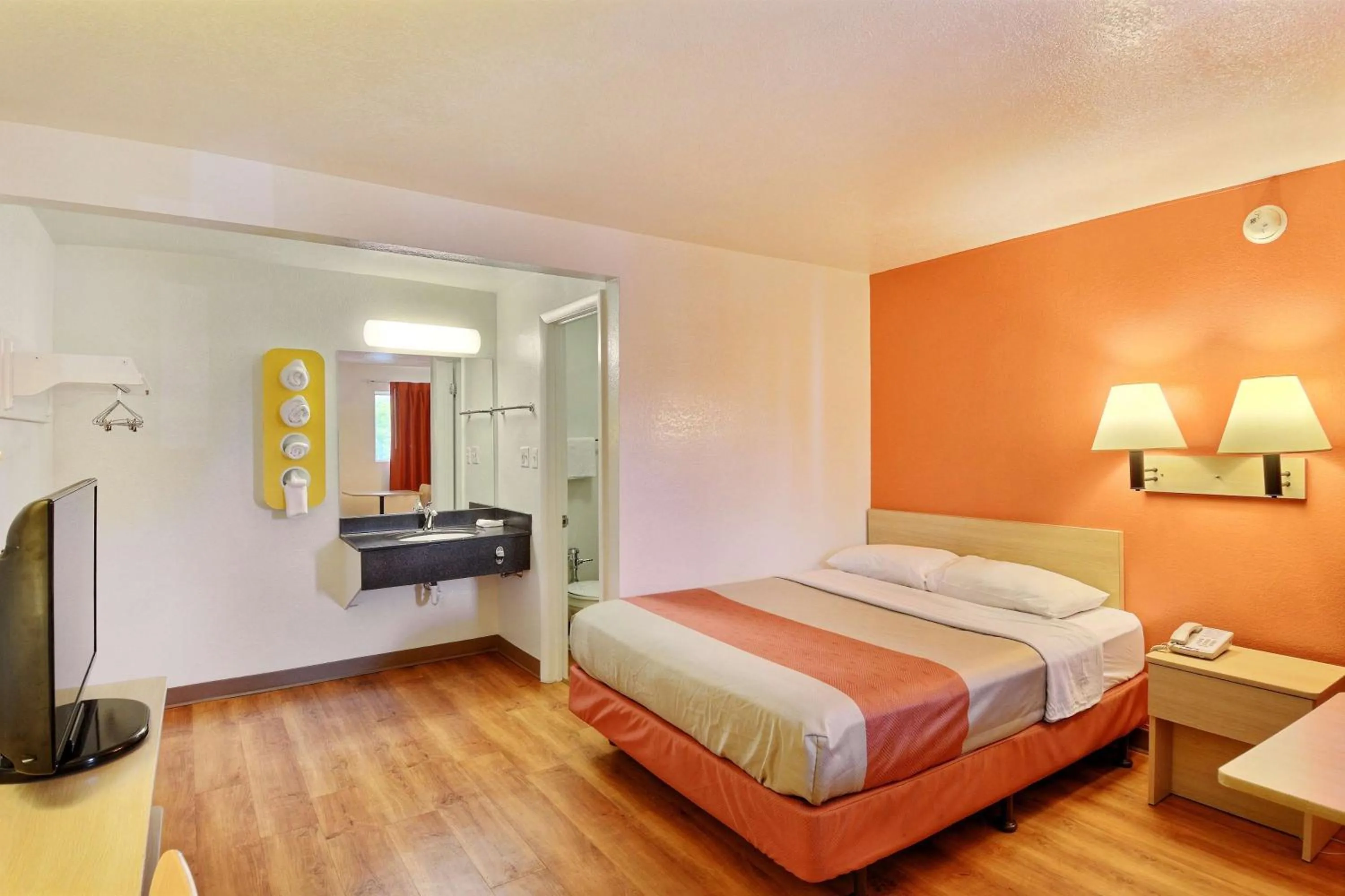 Photo of the whole room, Bed in Travelodge by Wyndham Brattleboro VT