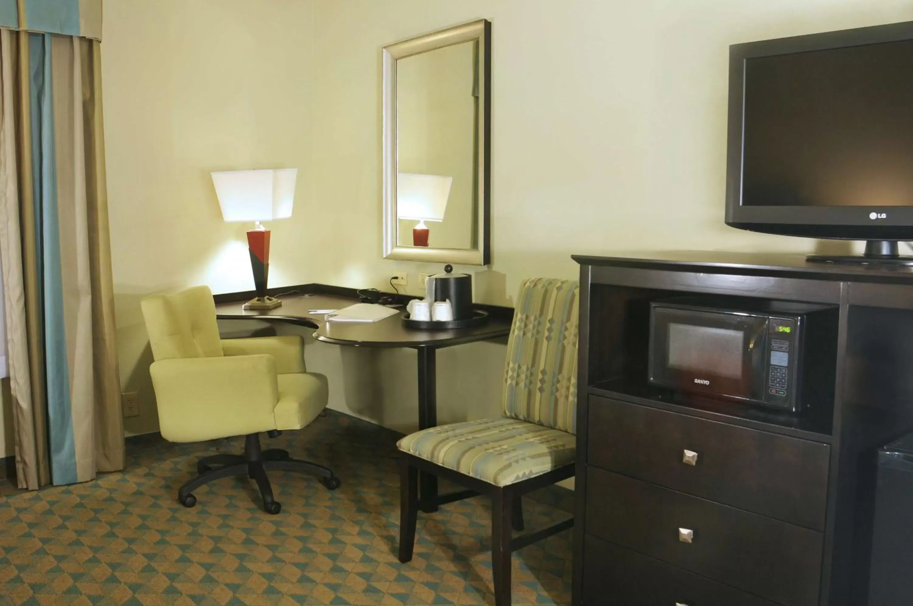 Bed, TV/Entertainment Center in Hampton Inn Gadsden/Attalla Interstate 59