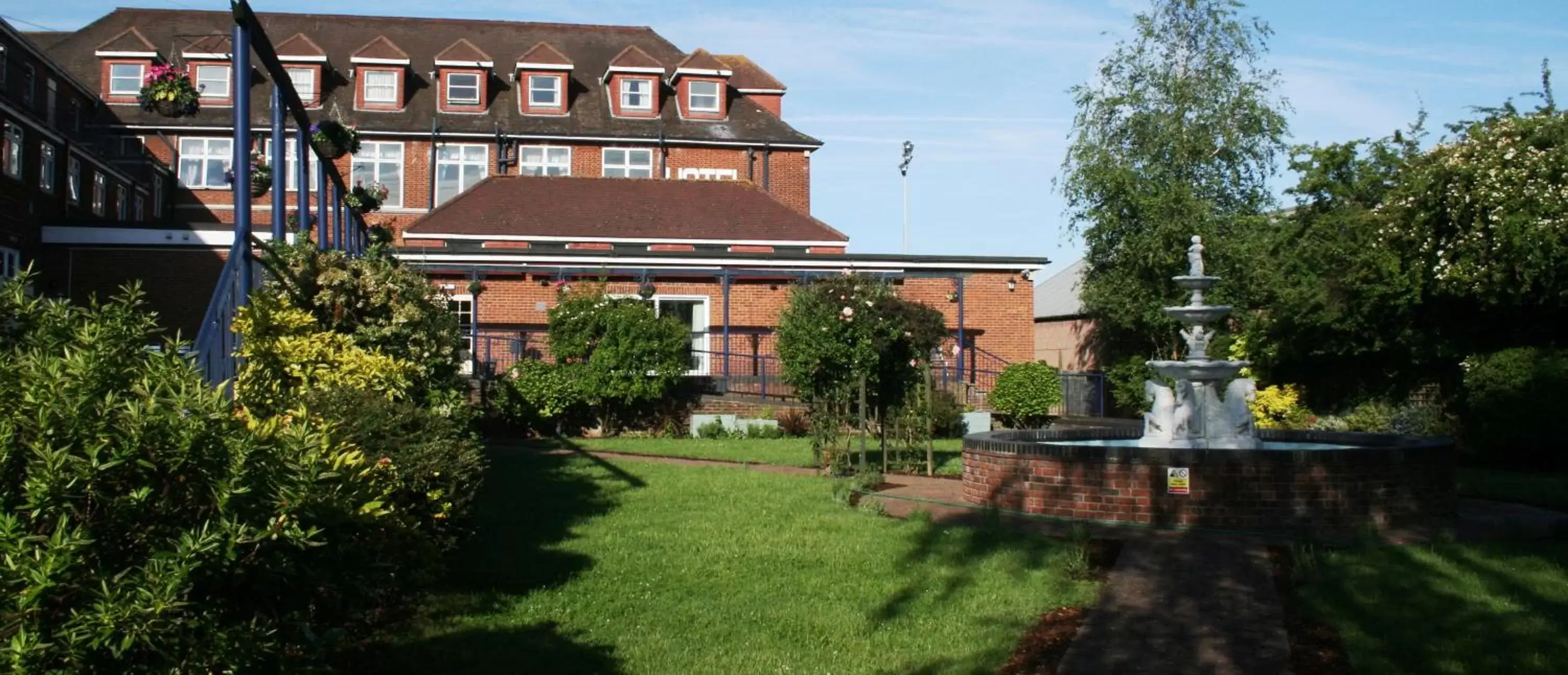 Garden, Property Building in Best Western Thurrock Hotel