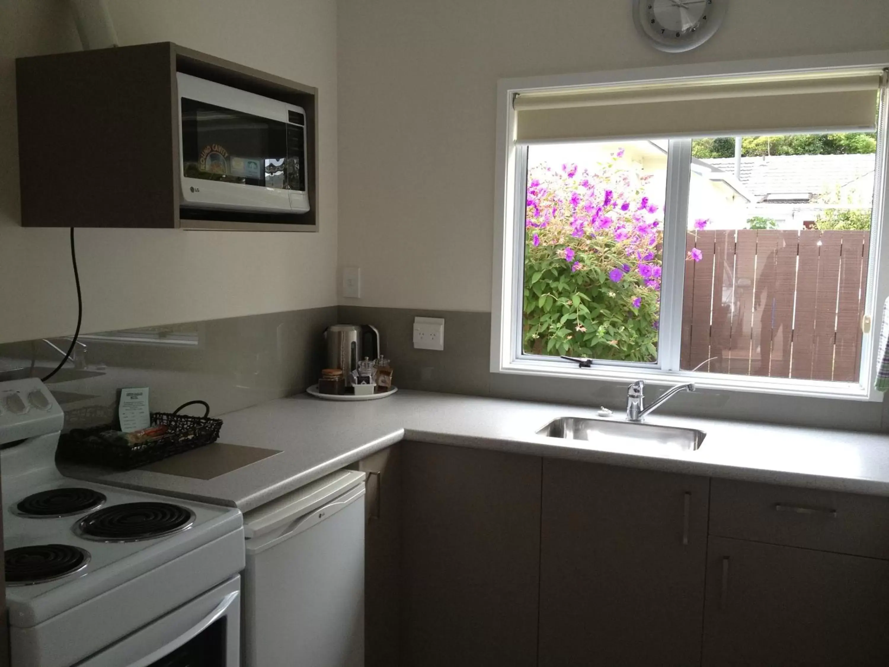 Kitchen or kitchenette, Kitchen/Kitchenette in Green Gables Motel