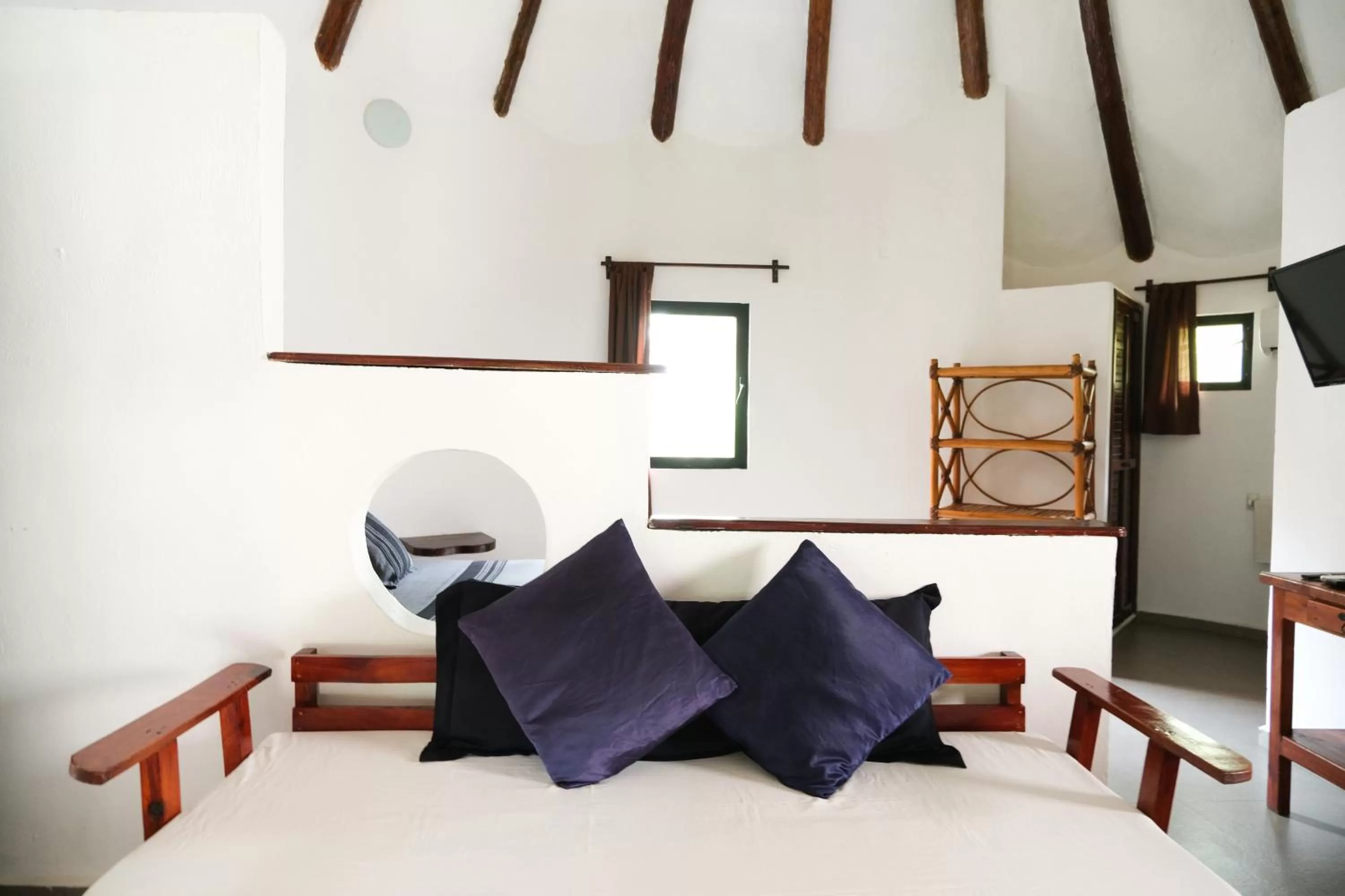 Living room, Bed in Hotel Uolis Nah