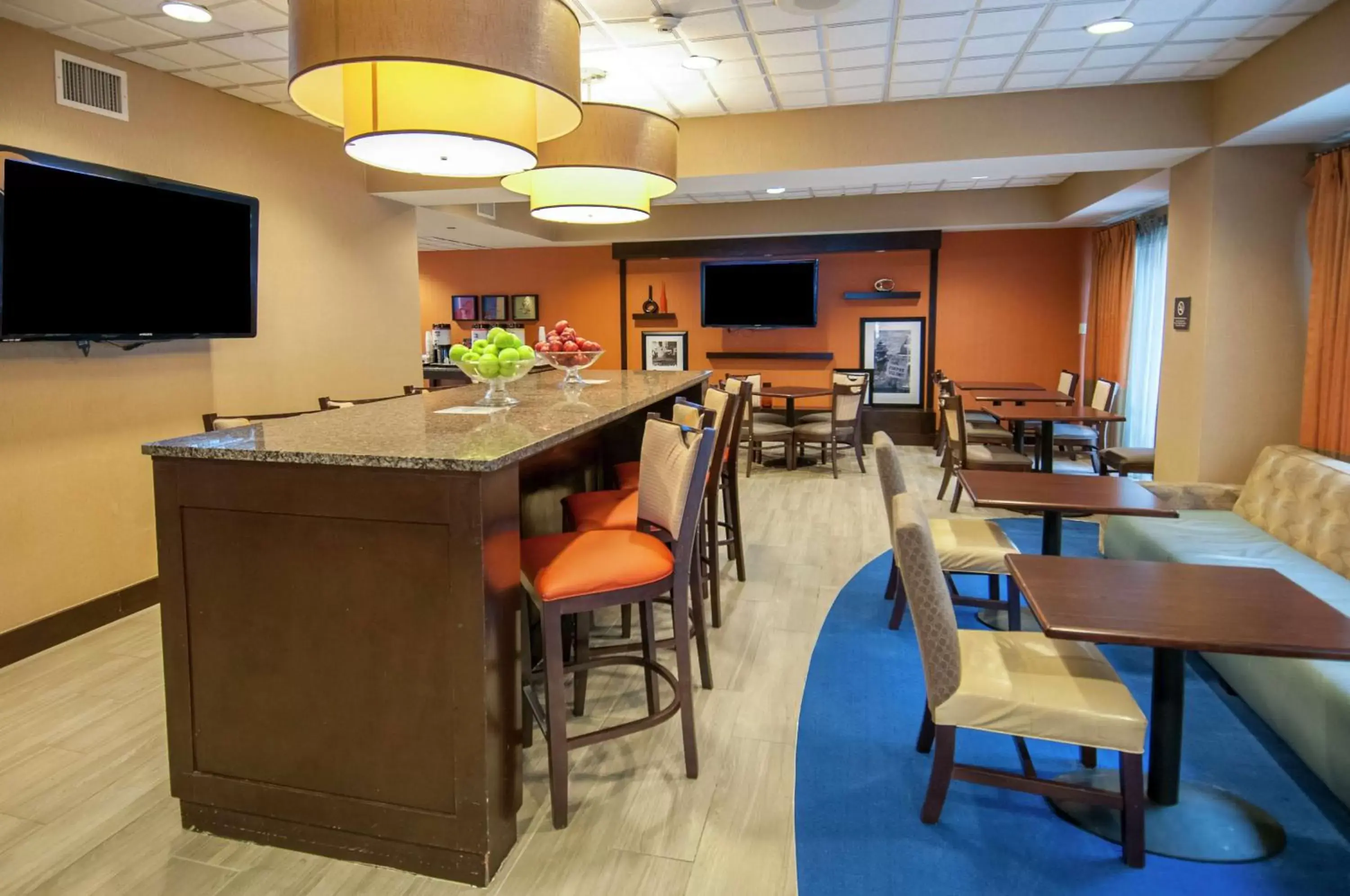 Dining area in Hampton Inn Metairie