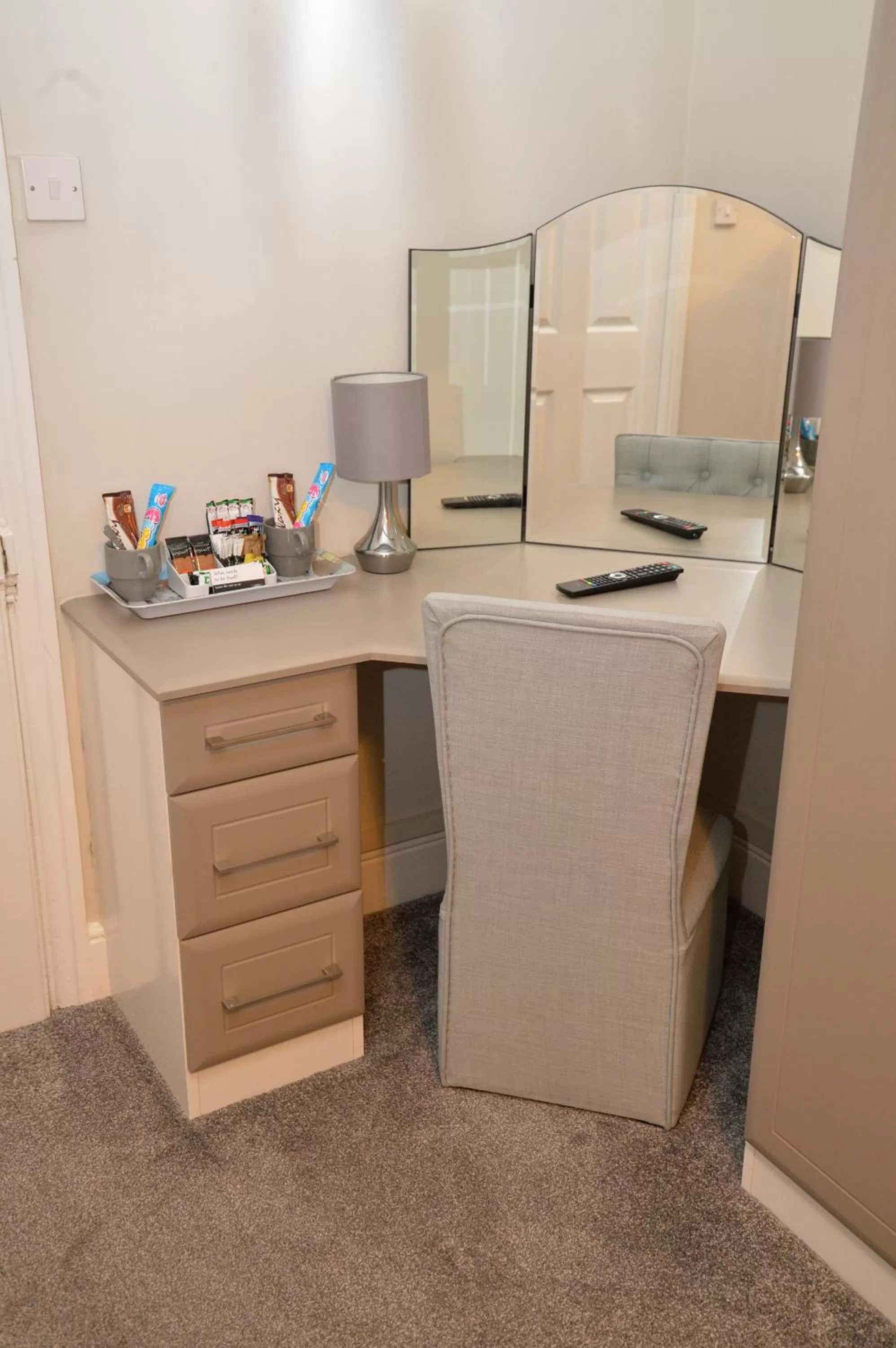 Lauriston & Lawton Court Hotel