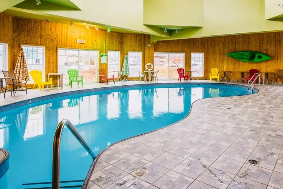 Swimming Pool in Quality Inn Riviere-Du-Loup