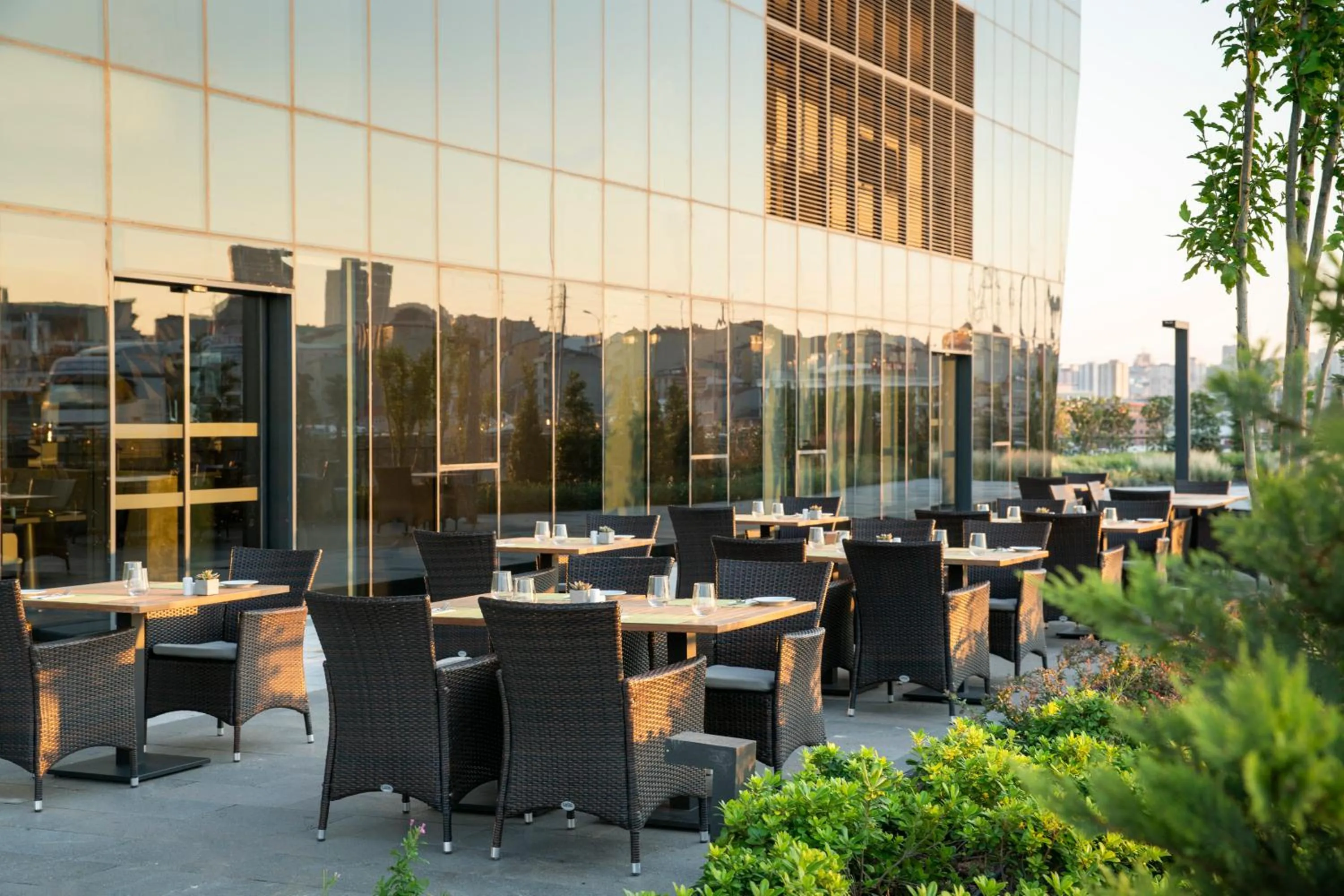 Restaurant/places to eat in Centro Westside by Rotana