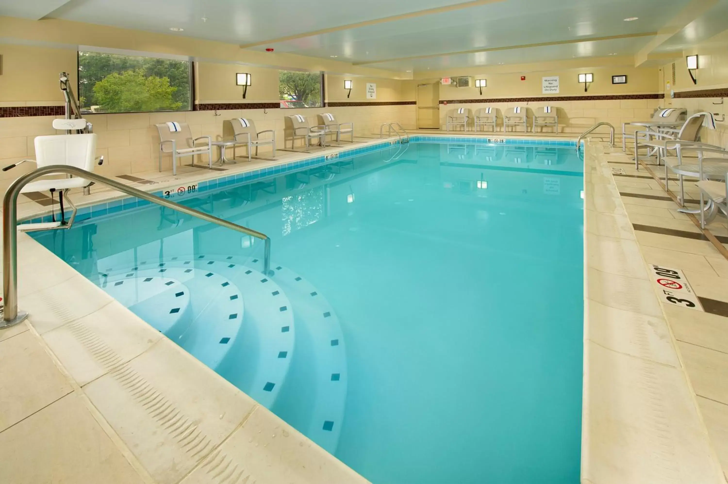 Swimming Pool in Holiday Inn Express - Waldorf, an IHG Hotel