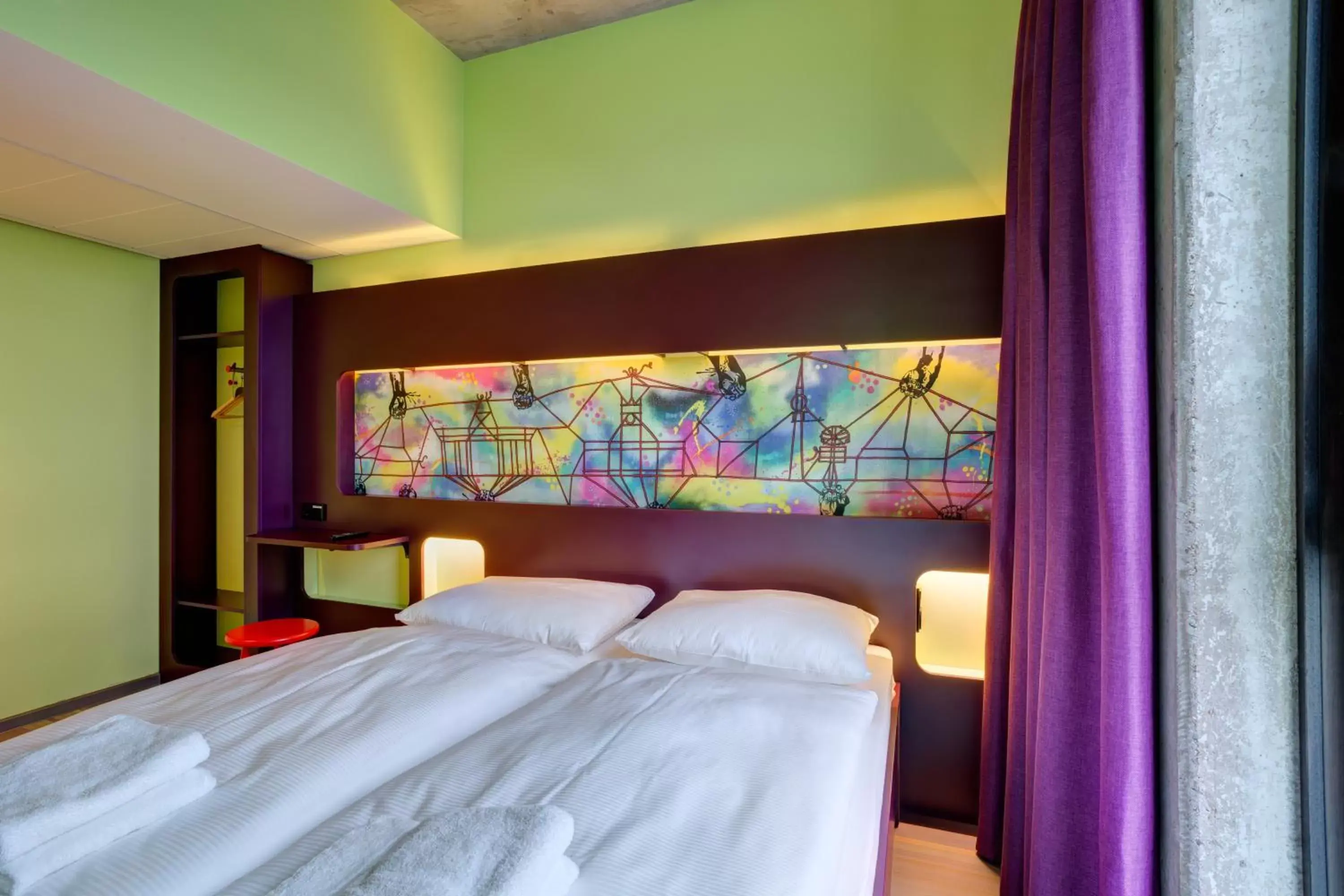 Photo of the whole room, Bed in MEININGER Hotel Berlin East Side Gallery