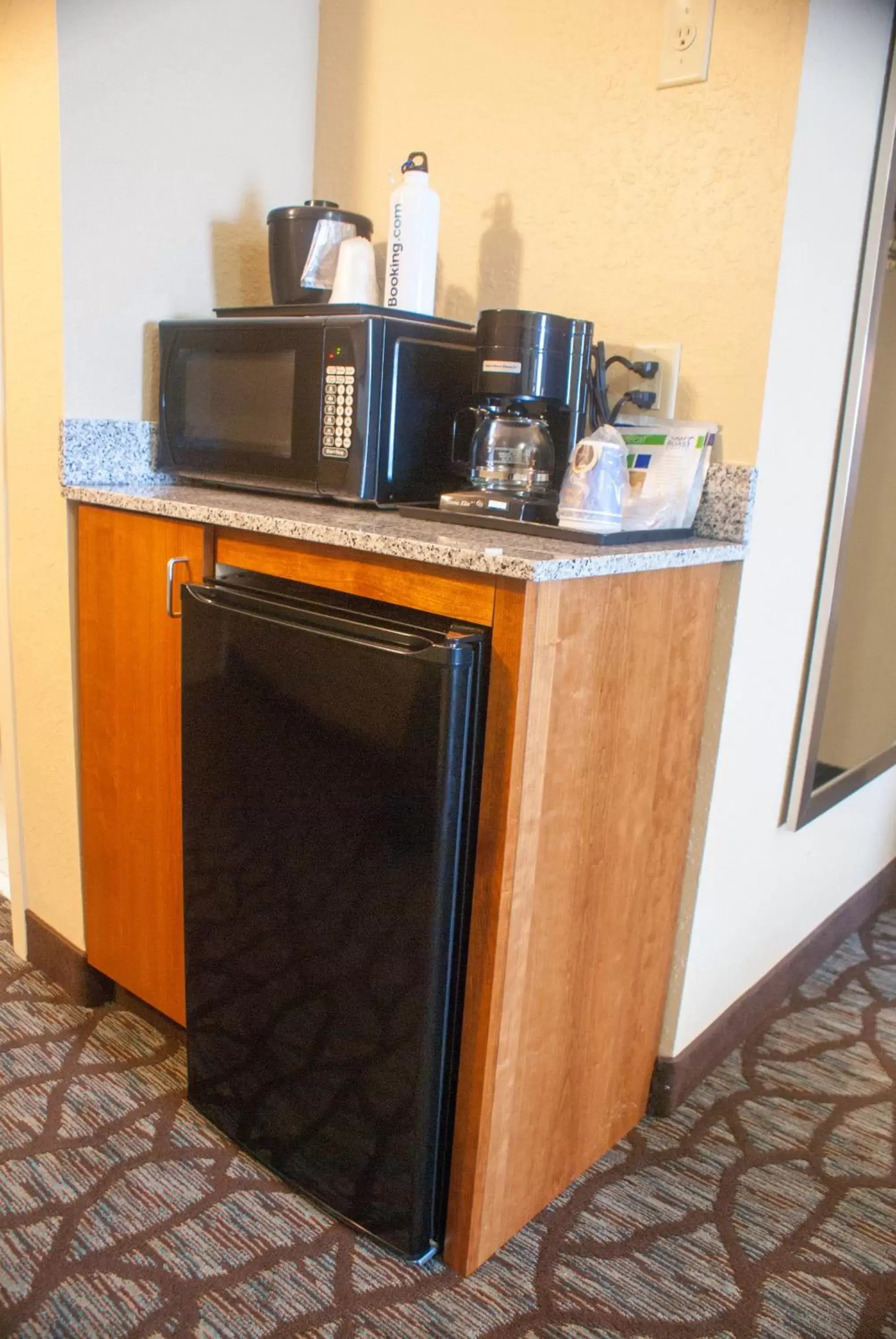 Kitchen or kitchenette, Kitchen/Kitchenette in Holiday Inn Express & Suites Jacksonville South - I-295, an IHG Hotel