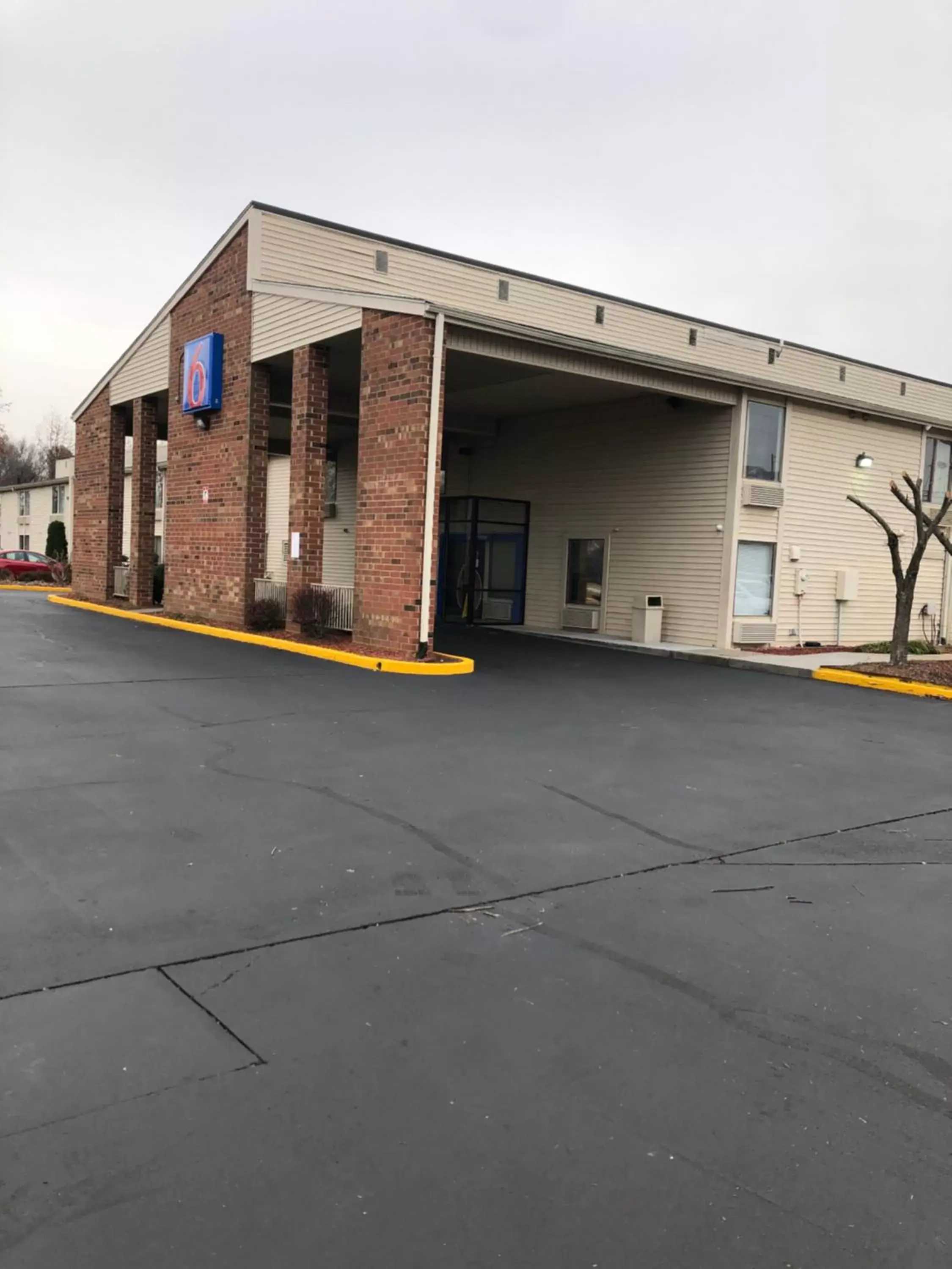 Property Building in Motel 6-Greensboro, NC - Airport