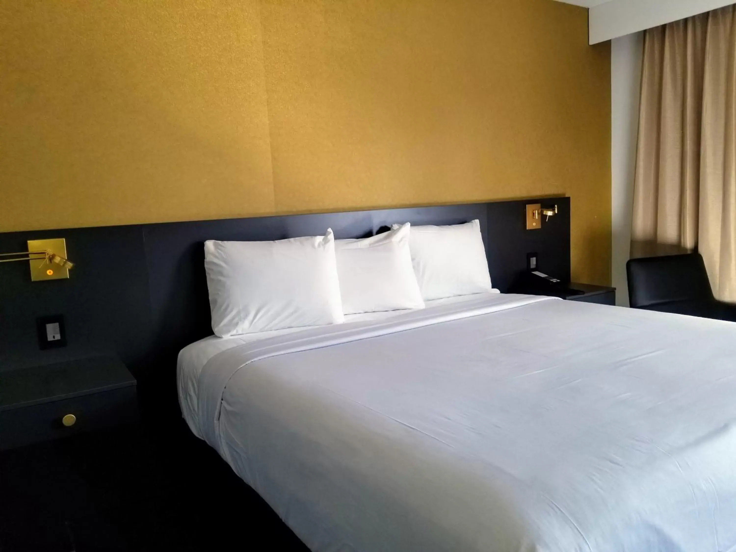 Bed in Glen Capri Inn and Suites - Burbank Universal