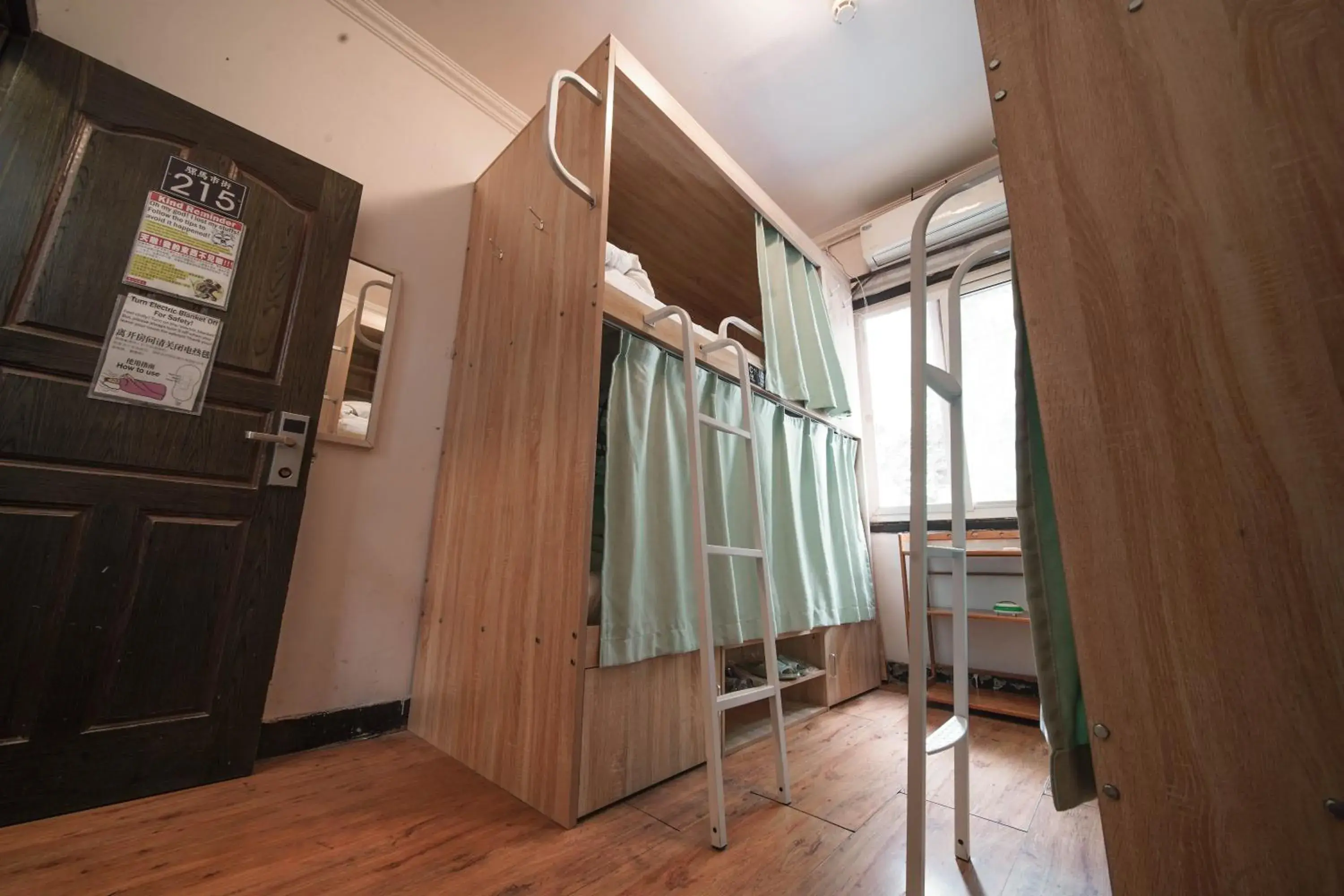 bunk bed, TV/Entertainment Center in Chengdu Mix Hostel Backpackers