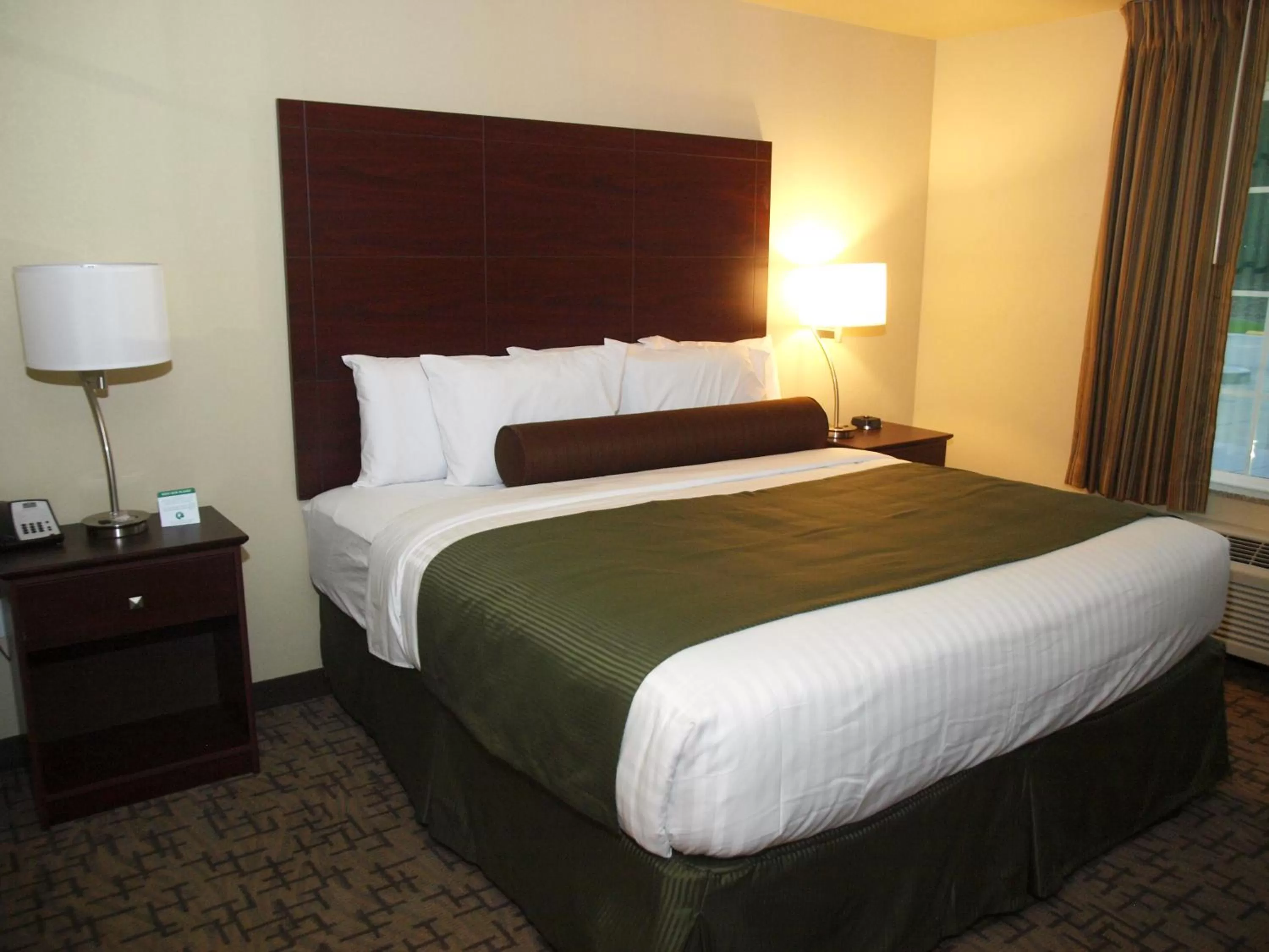 Bed in Cobblestone Inn & Suites - Vinton, LA