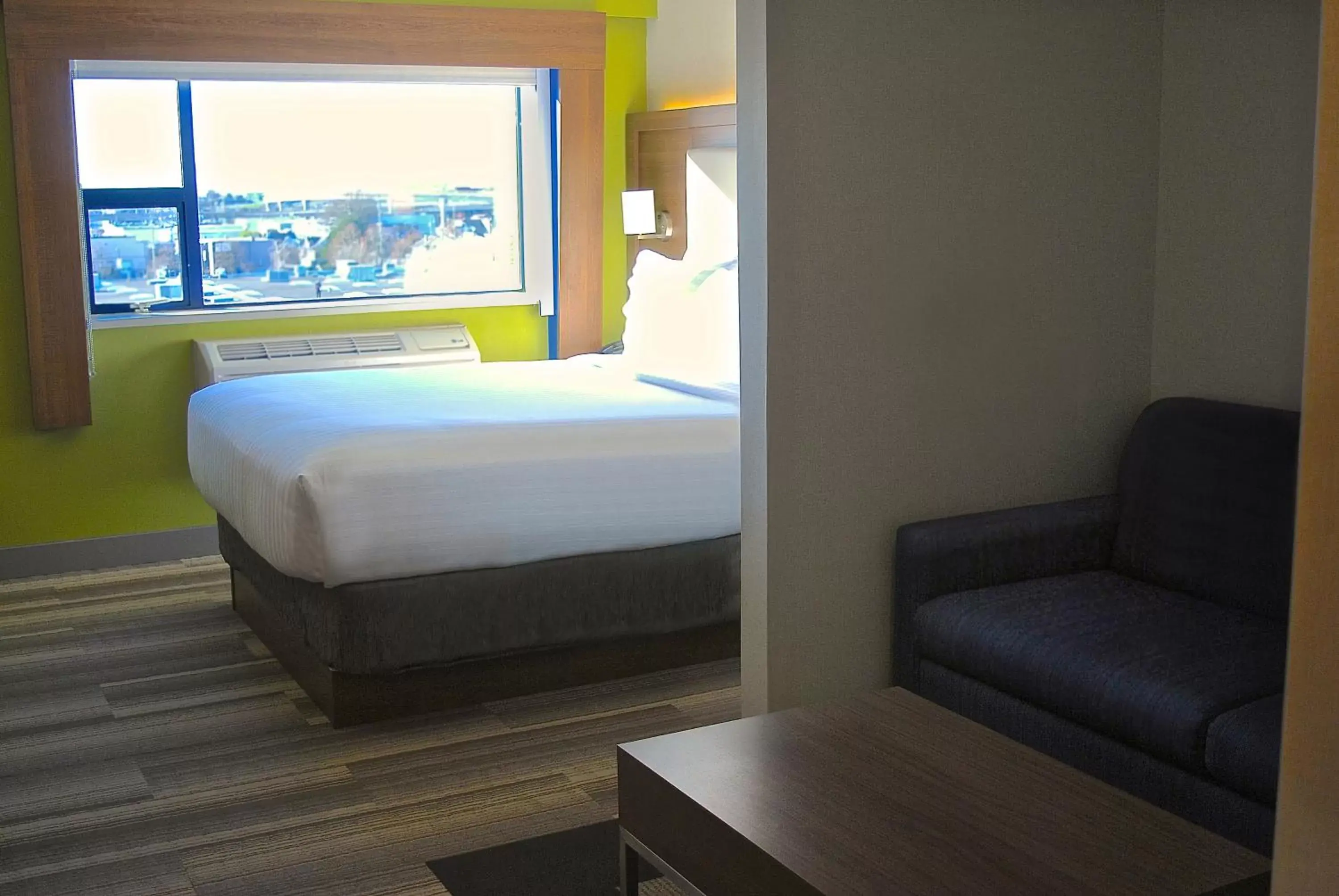 Photo of the whole room, Bed in Holiday Inn Express Vancouver Airport-Richmond, an IHG Hotel