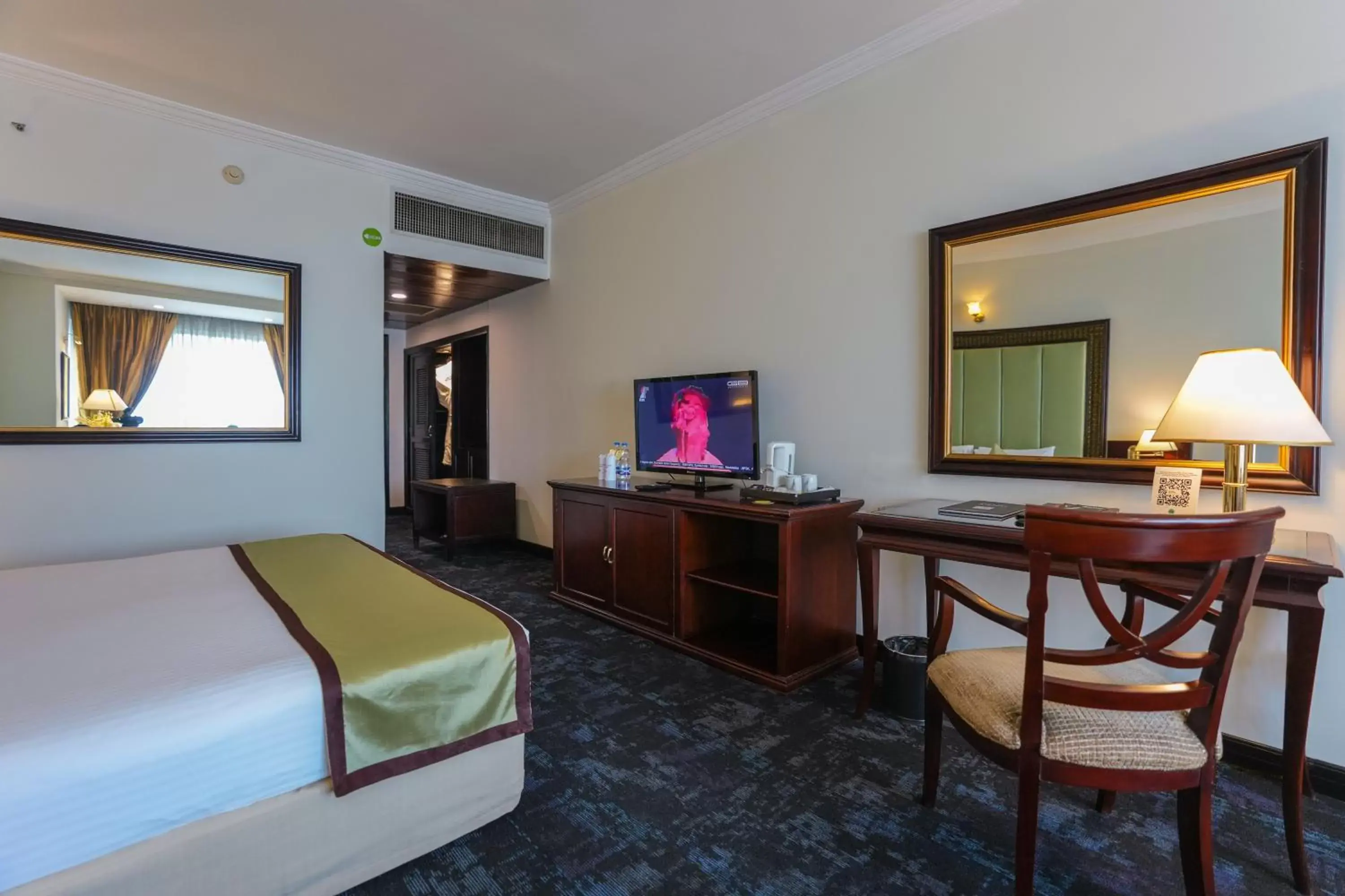 Bed, TV/Entertainment Center in Hotel Sarina