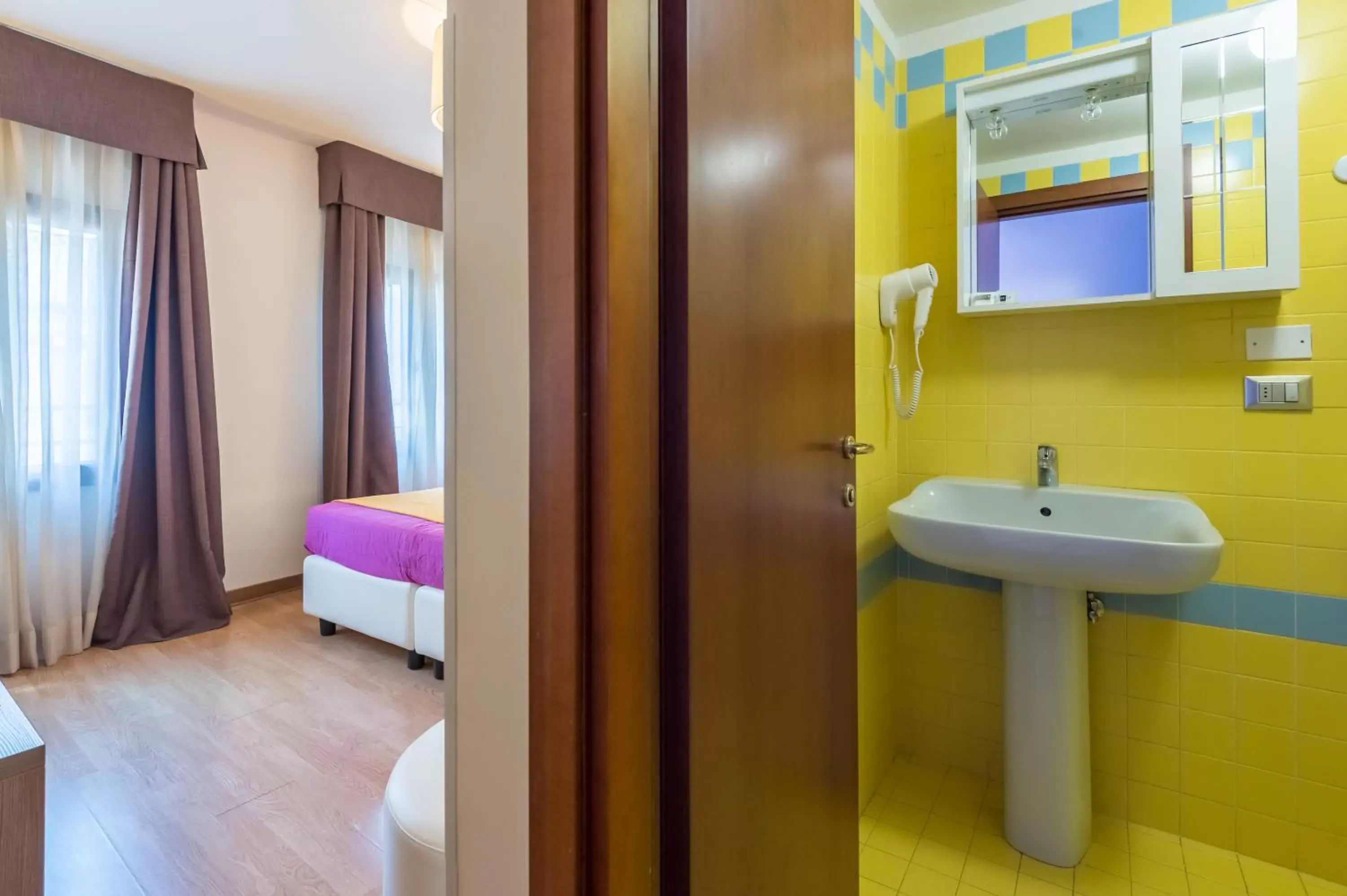 Bedroom, Bathroom in Hotel Il Moro di Venezia