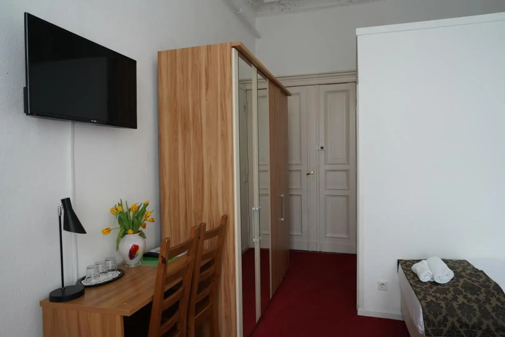 Photo of the whole room, TV/Entertainment Center in City Pension Berlin