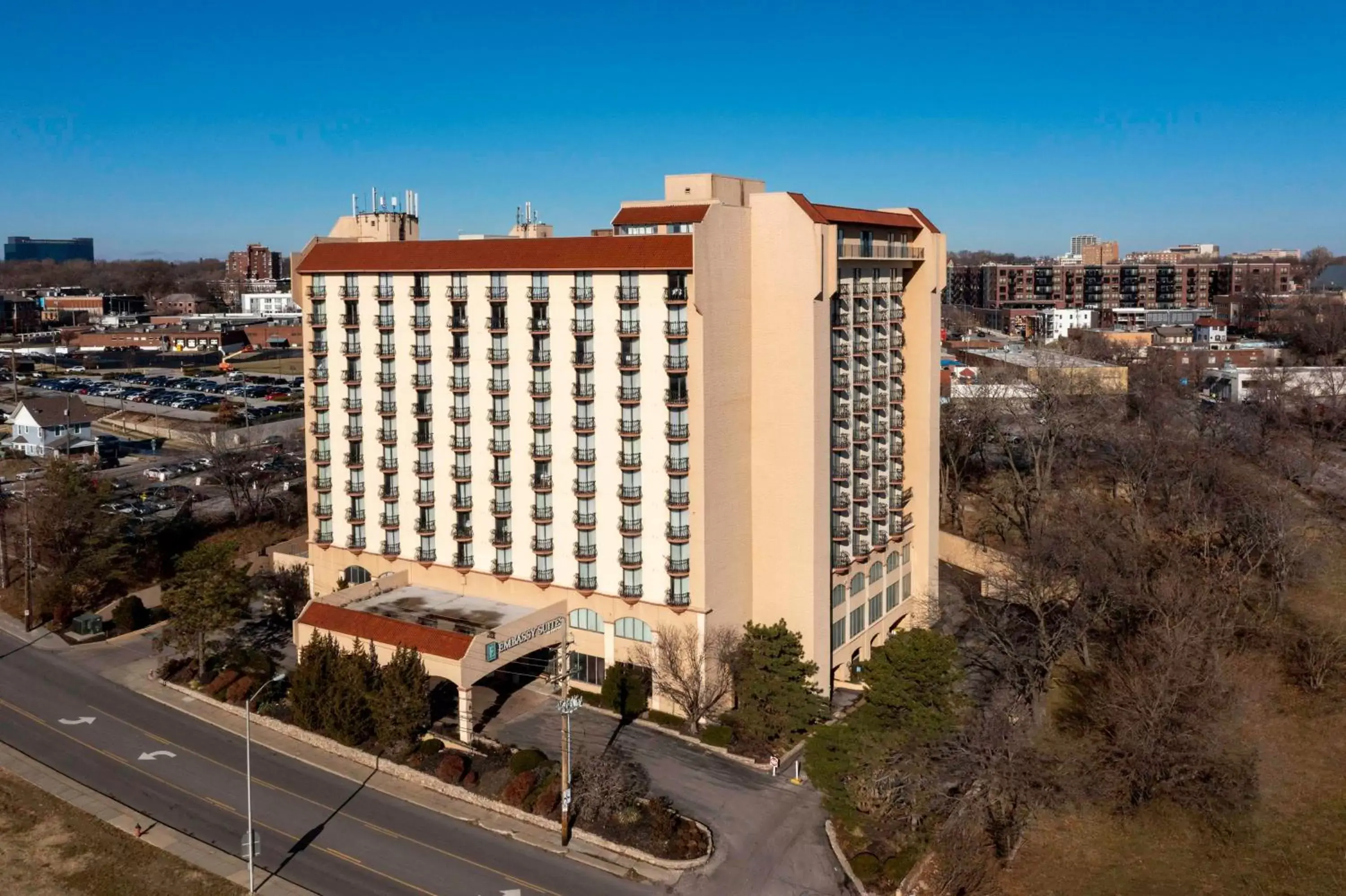 Property Building in Embassy Suites by Hilton Kansas City Plaza