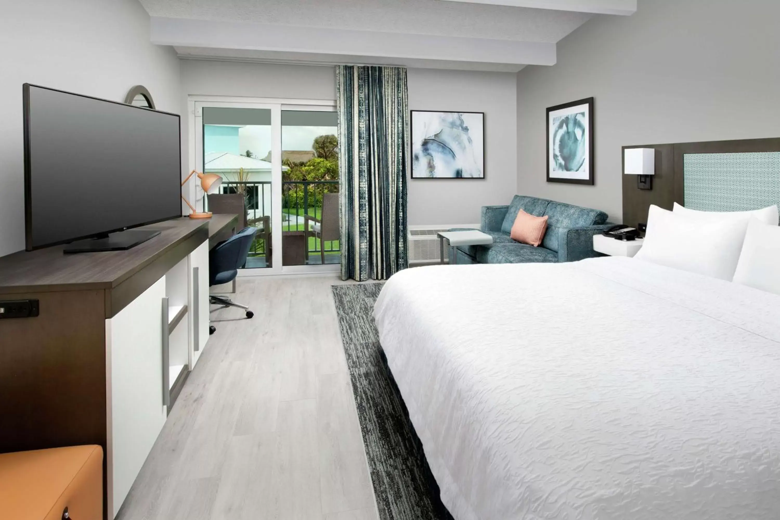 Bedroom, Bed in Hampton Inn Marathon - Florida Keys