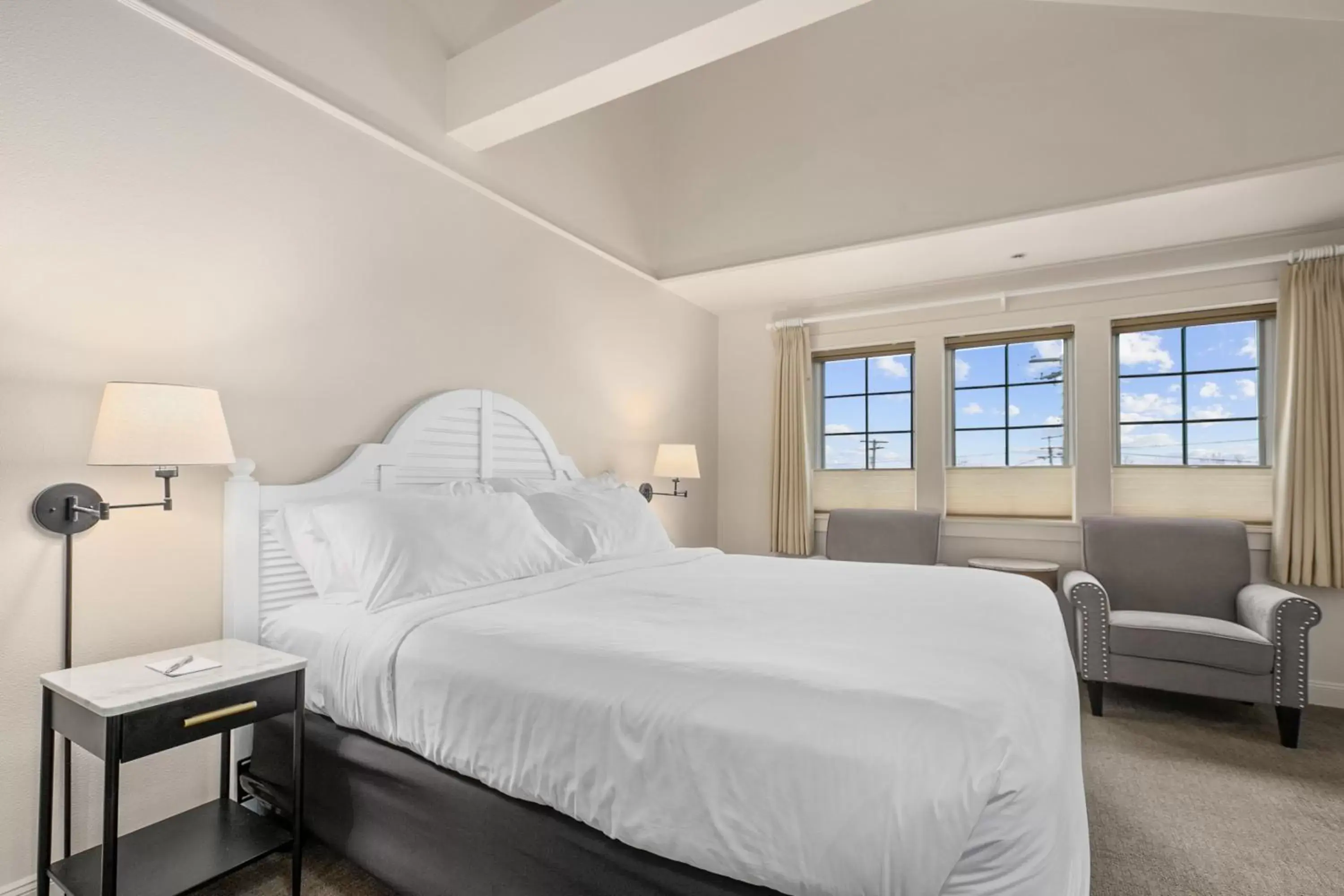 Bedroom, Bed in Saratoga Inn