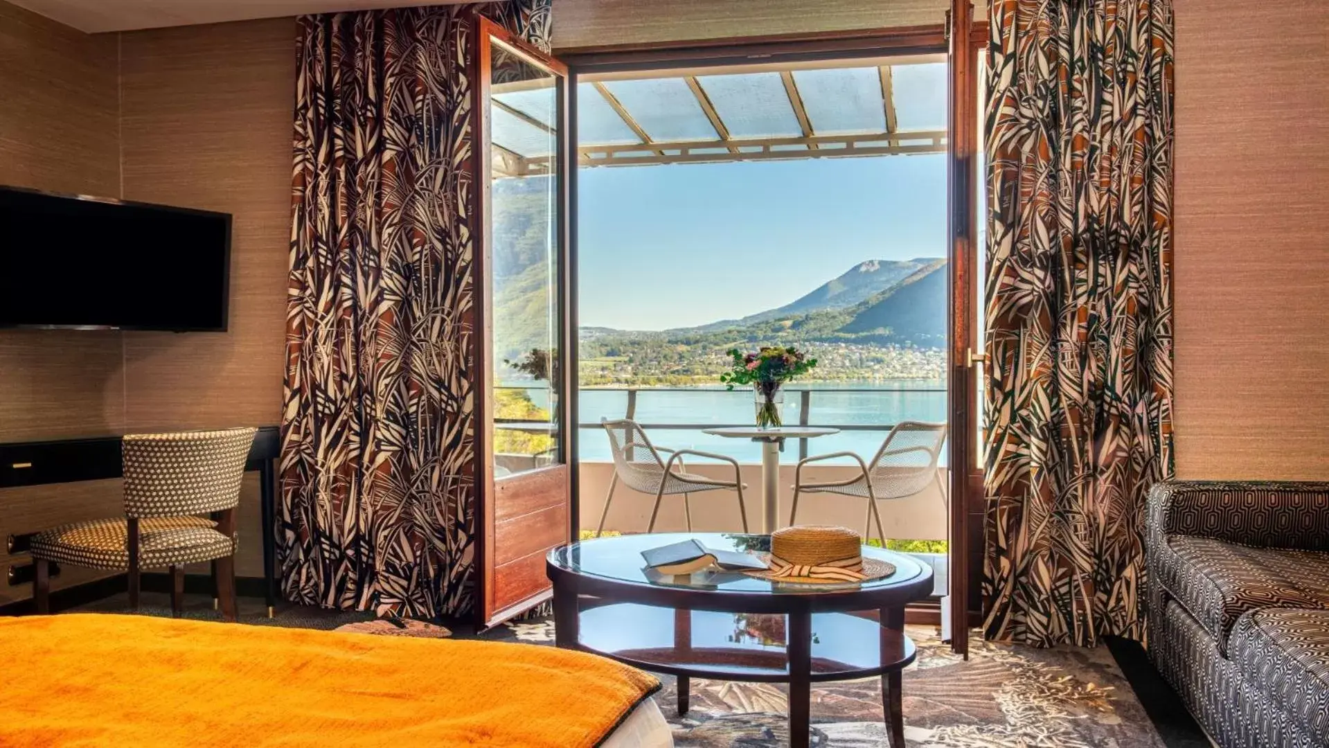 Bedroom in Les Trésoms Lake and Spa Resort