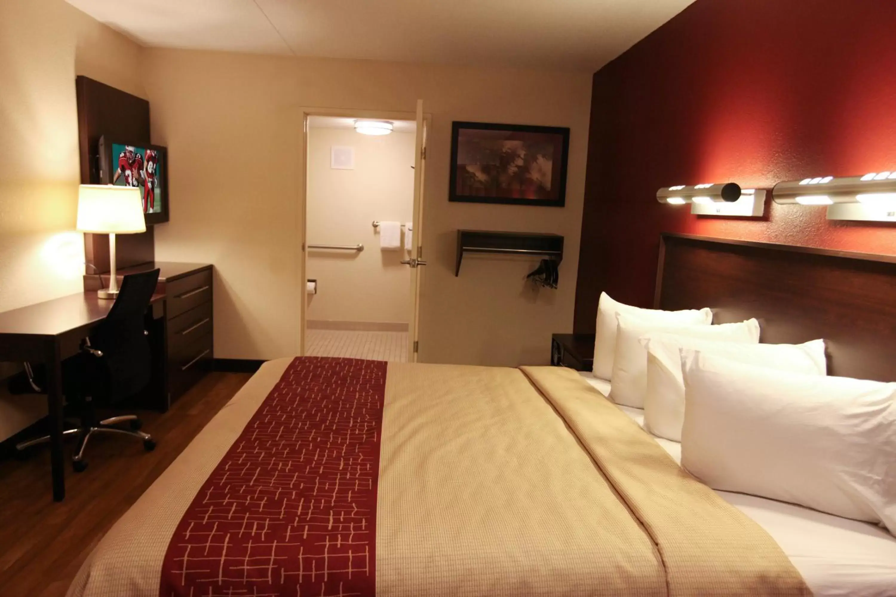 Photo of the whole room, Bed in Red Roof Inn PLUS+ Philadelphia Airport