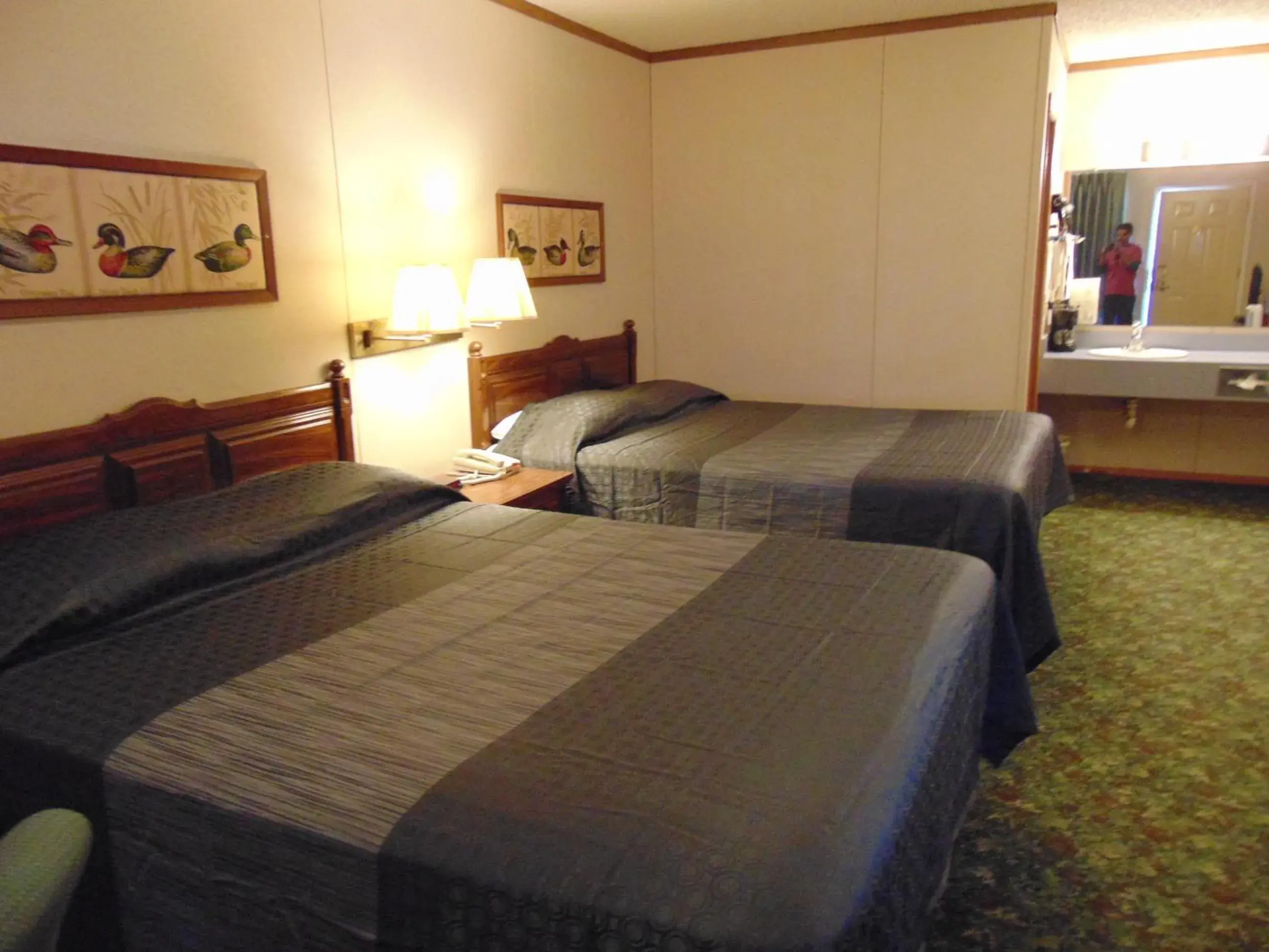Bed in Heritage House Inn