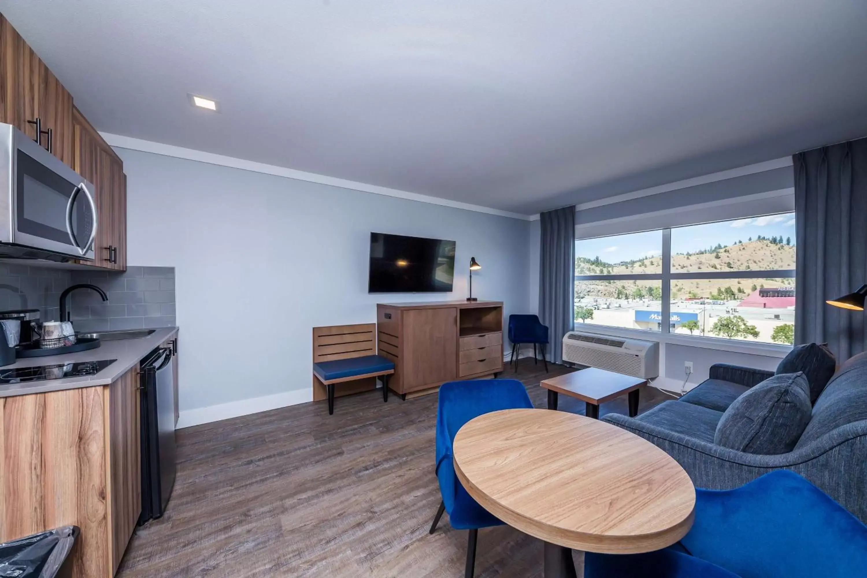 Photo of the whole room, Seating Area in Prestige Kamloops Hotel