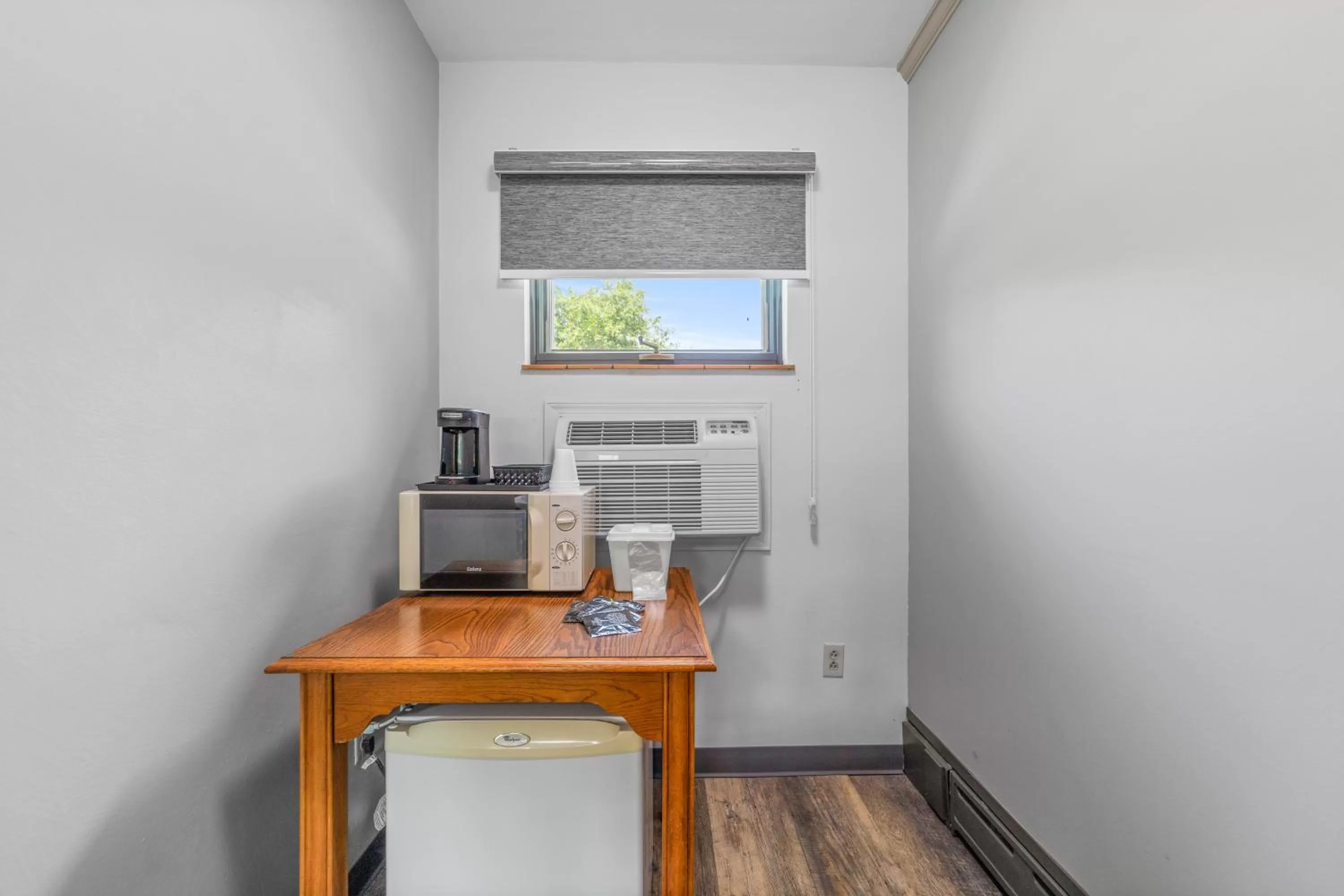 Coffee/tea facilities in Glass House Inn Erie Near I-90 & I-79