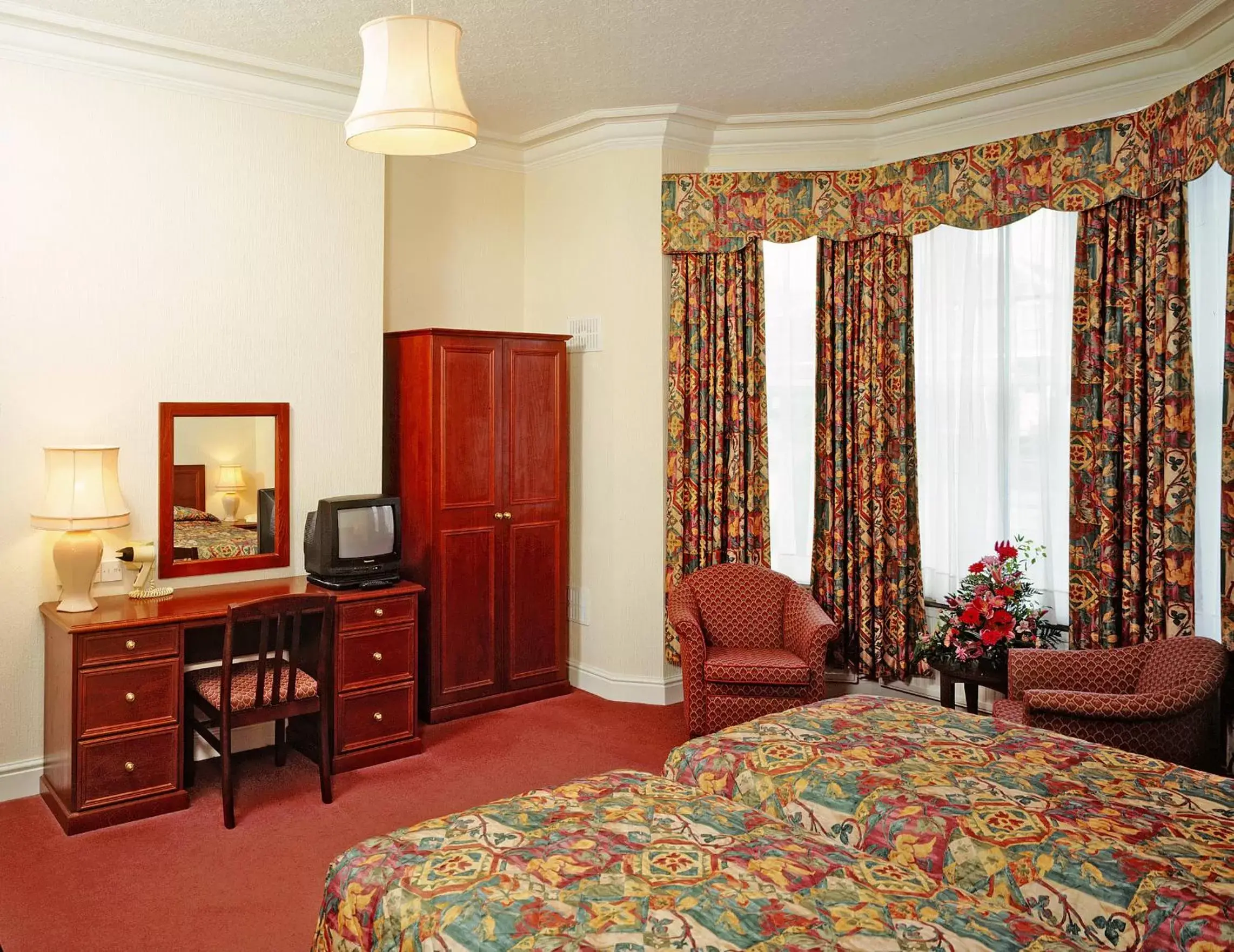 Photo of the whole room, Bed in Arundel House Hotel