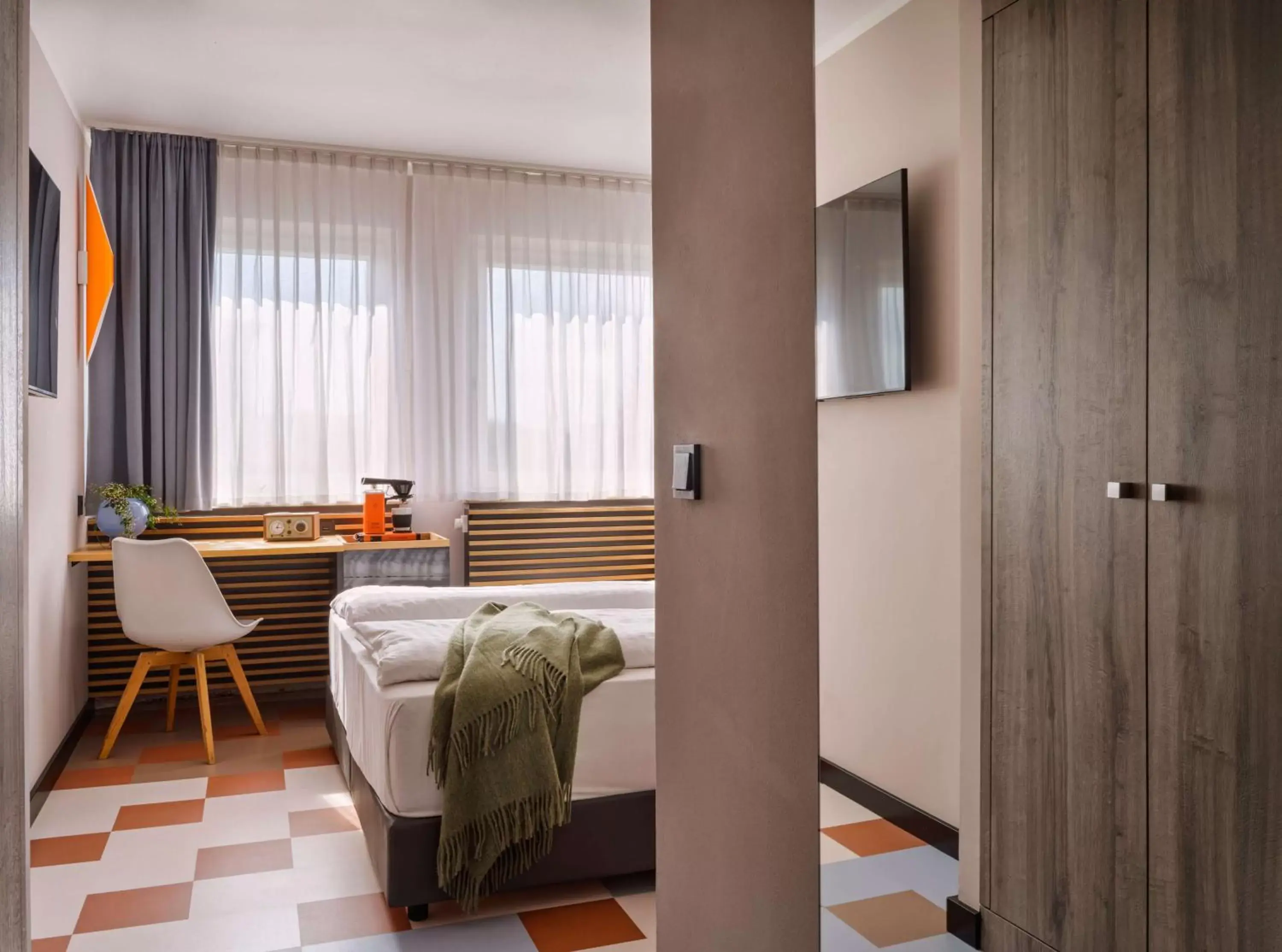 Bedroom, Dining Area in Flemings Hotel München-Schwabing