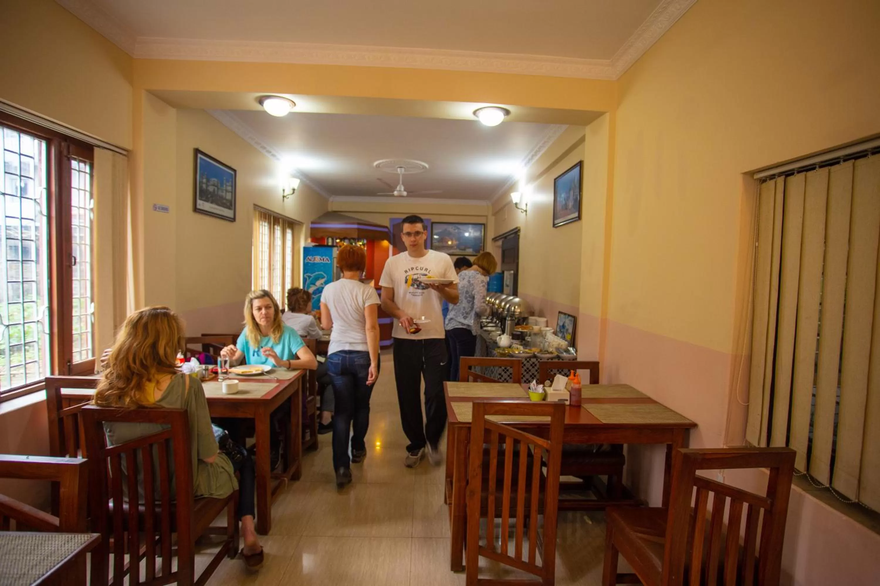 Restaurant/places to eat in Hotel Crystal Palace