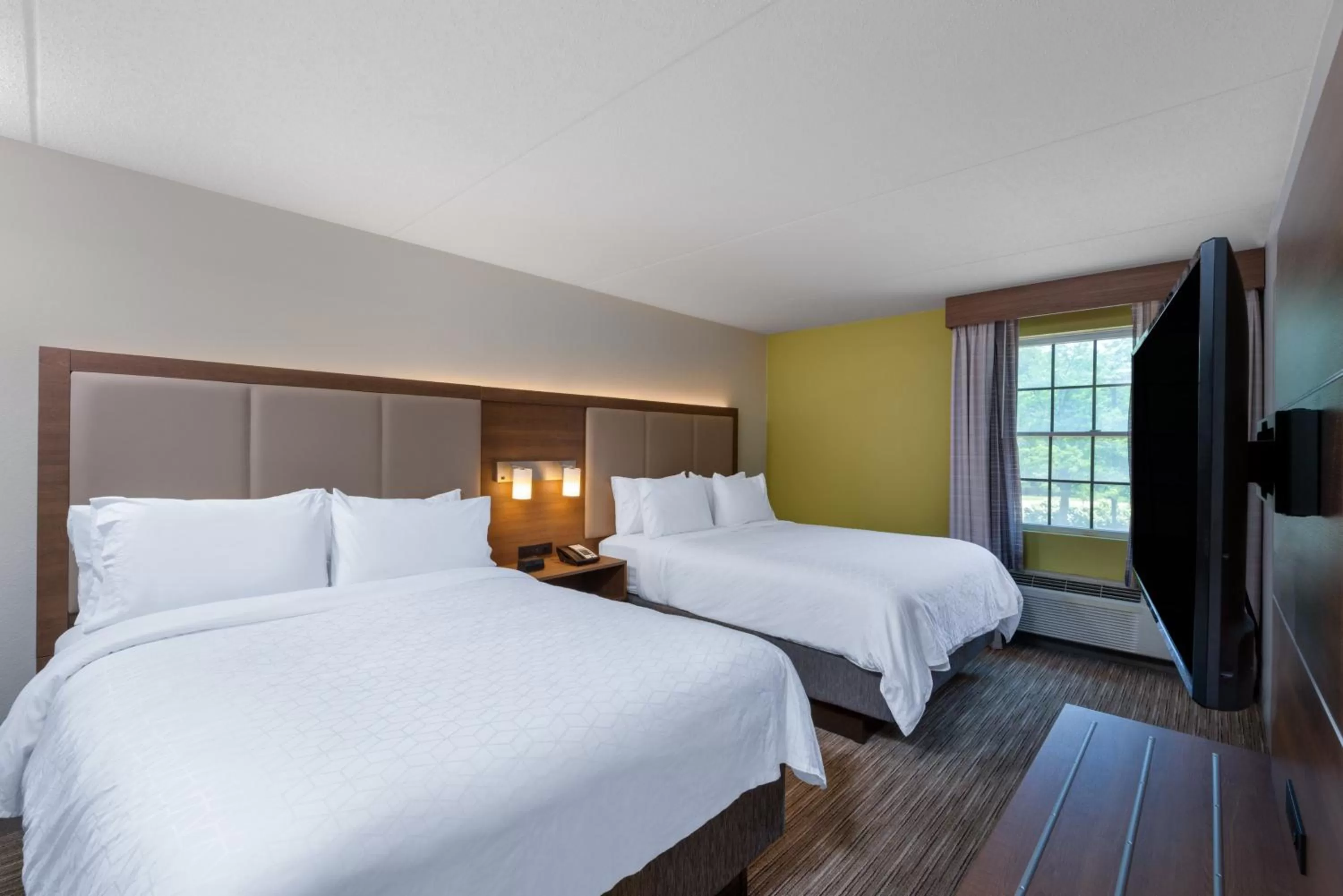 Photo of the whole room, Bed in Holiday Inn Express State College at Williamsburg Square by IHG