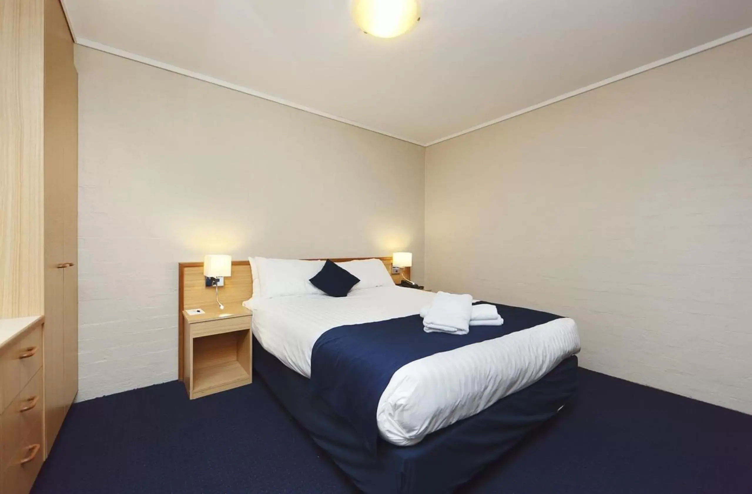 Photo of the whole room, Bed in ibis Styles Canberra