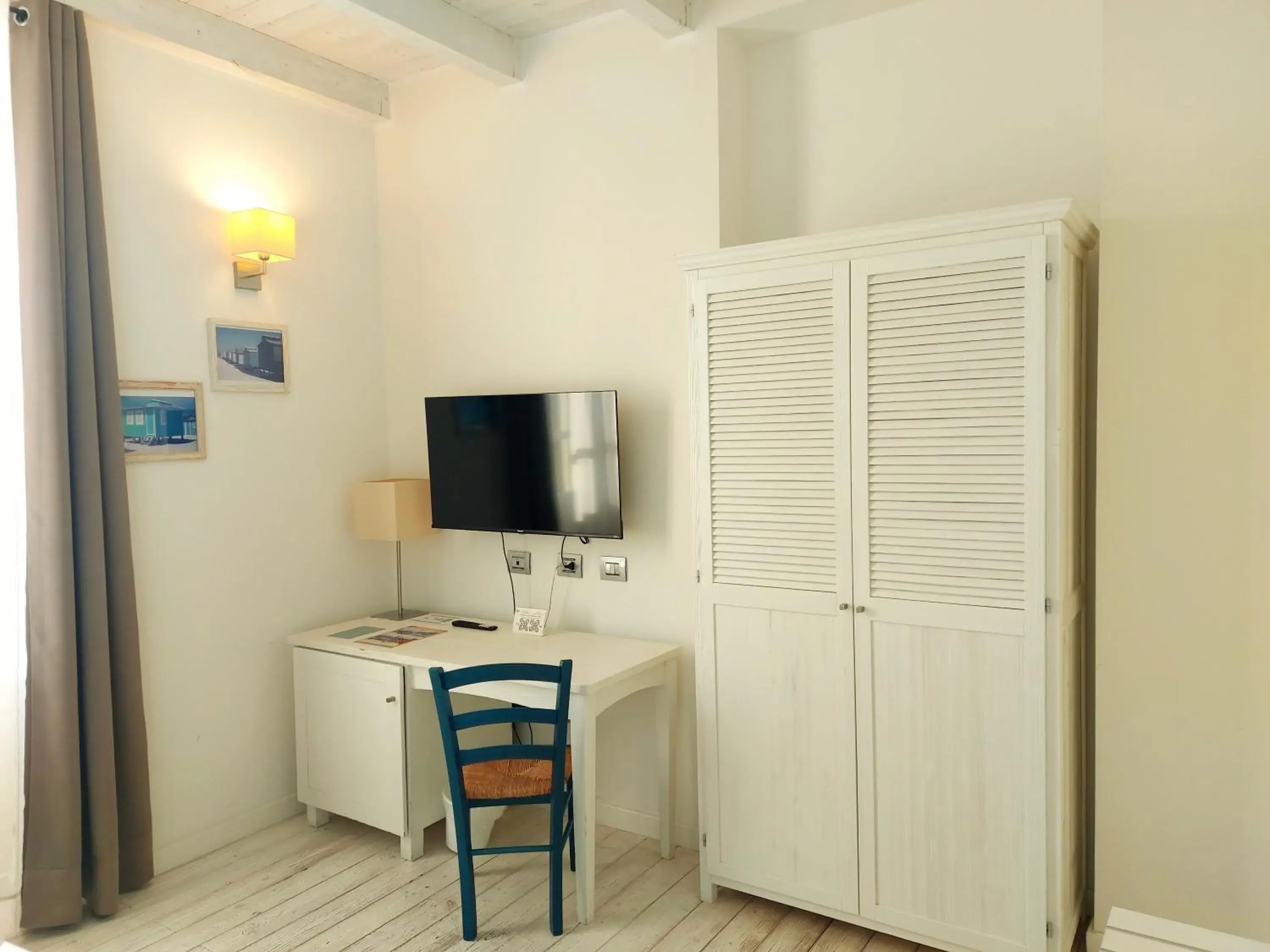 wardrobe, TV/Entertainment Center in Hotel La Villa Del Mare