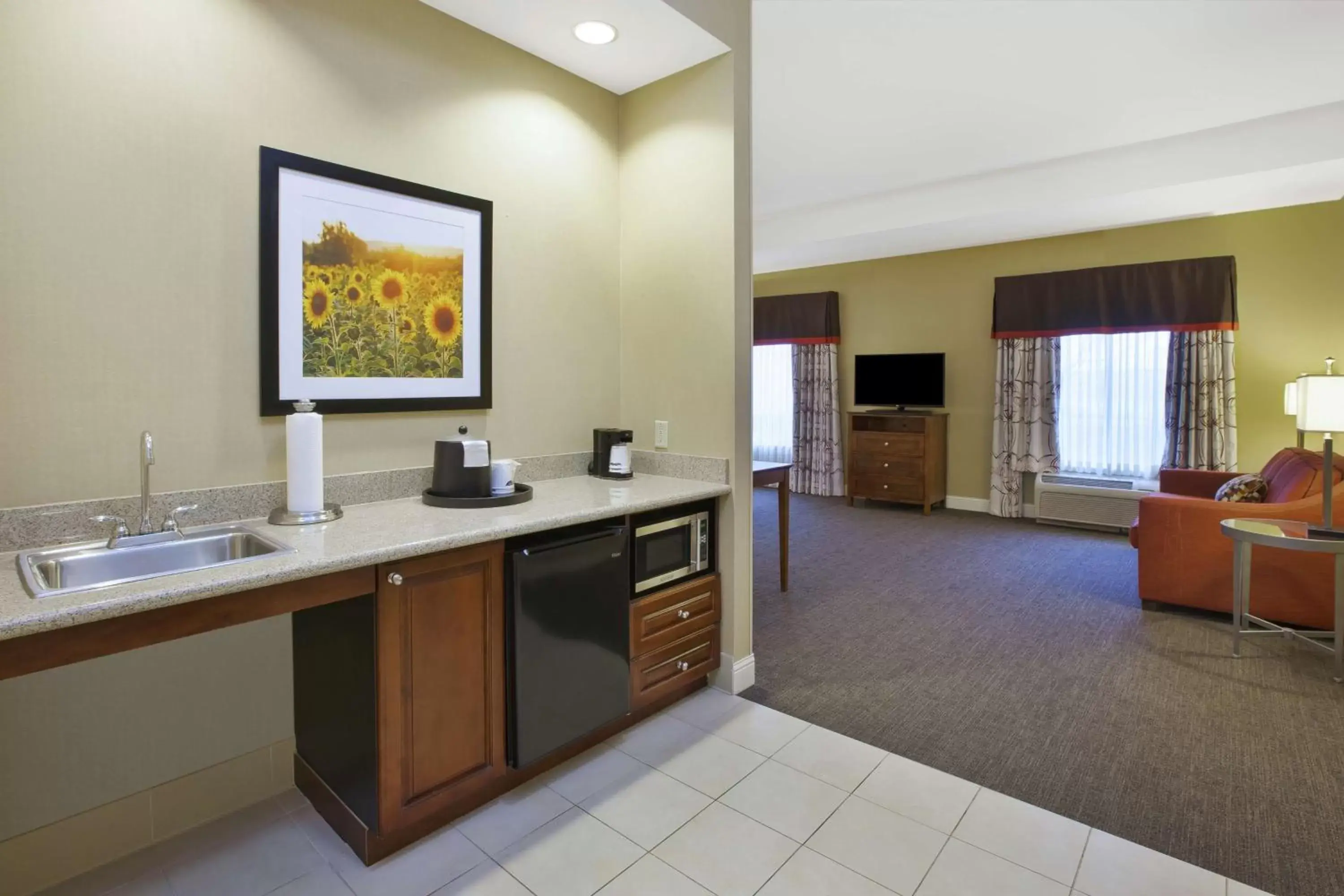 Photo of the whole room, Kitchen/Kitchenette in Hampton Inn & Suites Wichita-Northeast