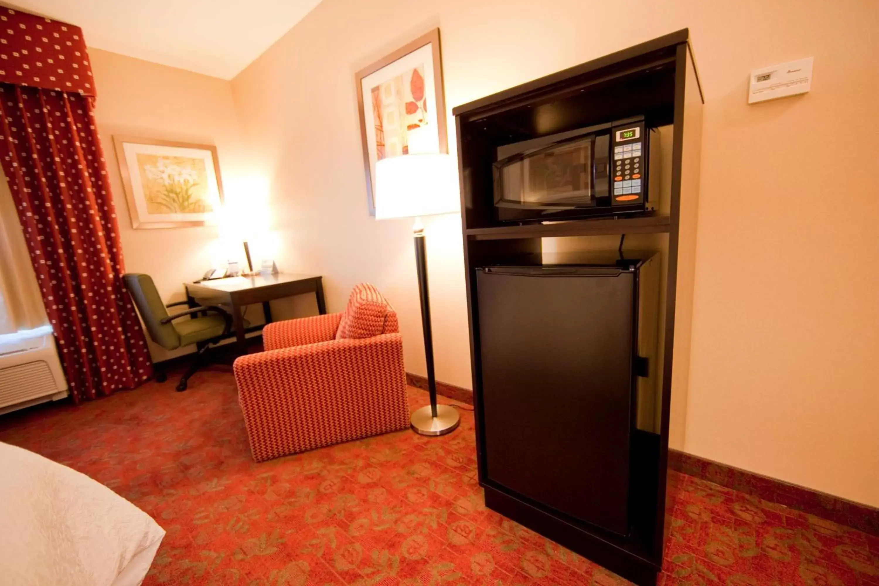 Bed, TV/Entertainment Center in Hampton Inn & Suites by Hilton Seattle/Kent