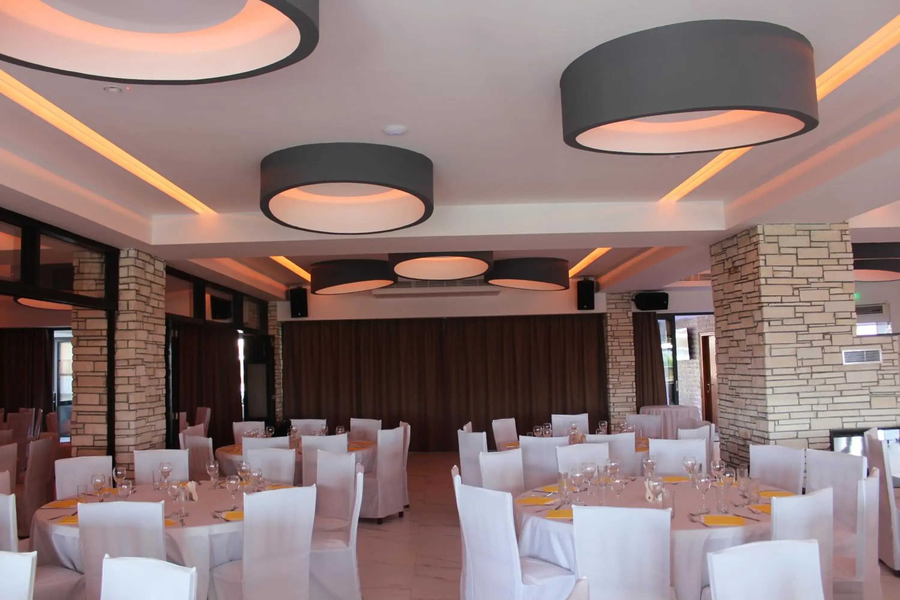 Restaurant/places to eat, Banquet Facilities in Petsas Apartments