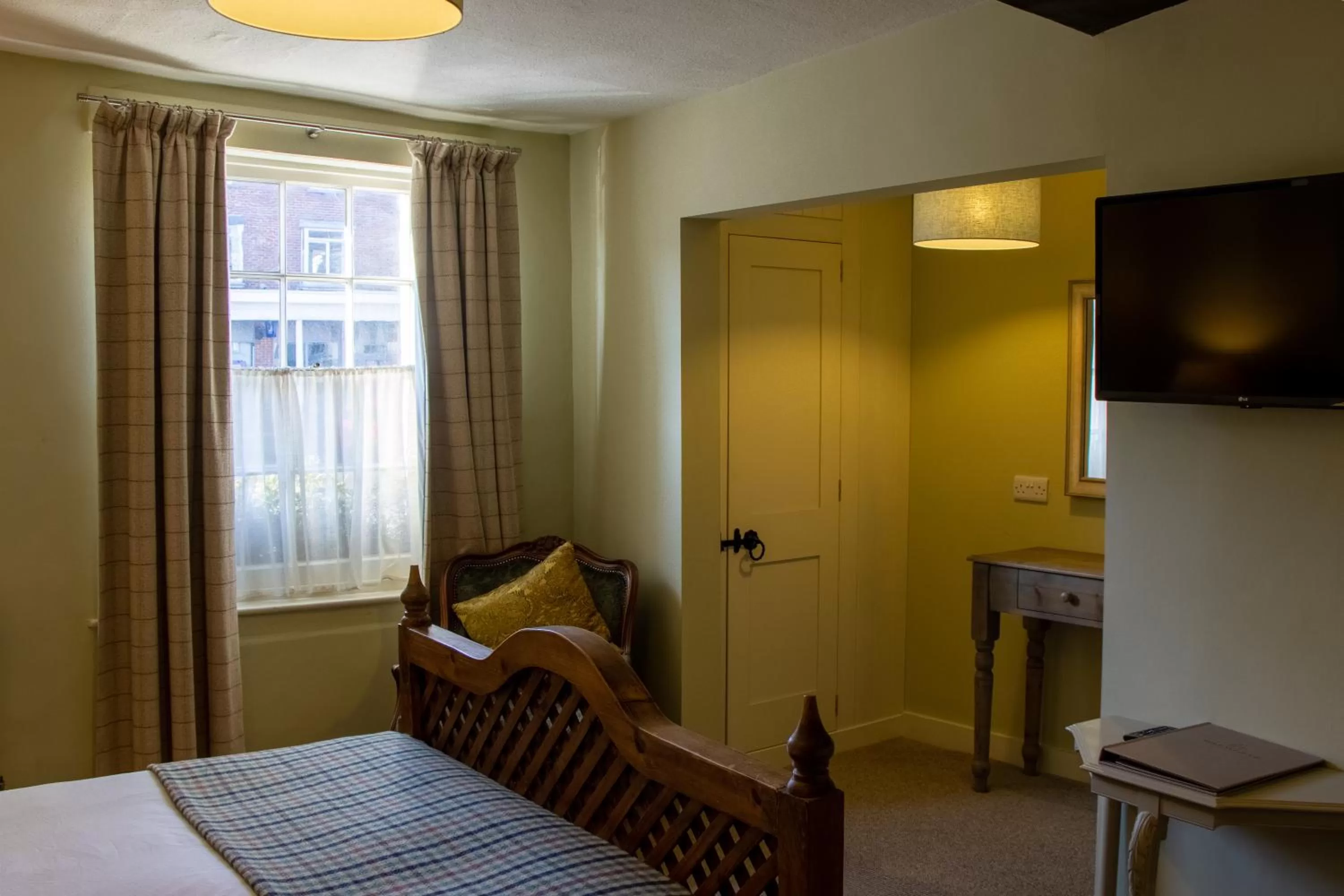 Seating area, Bed in The Green Dragon