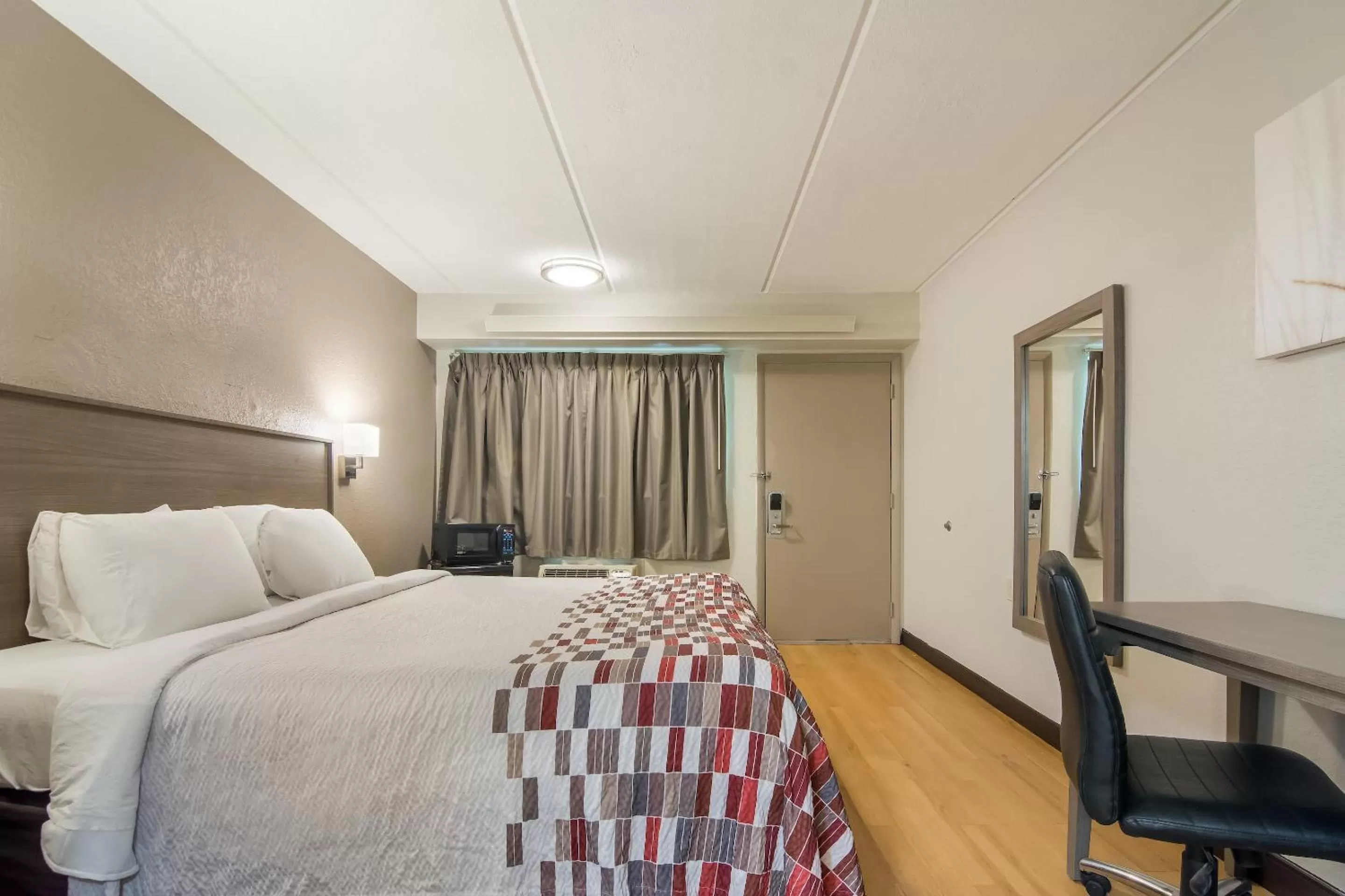 Bedroom, Bed in Red Roof Inn Durham - Triangle Park