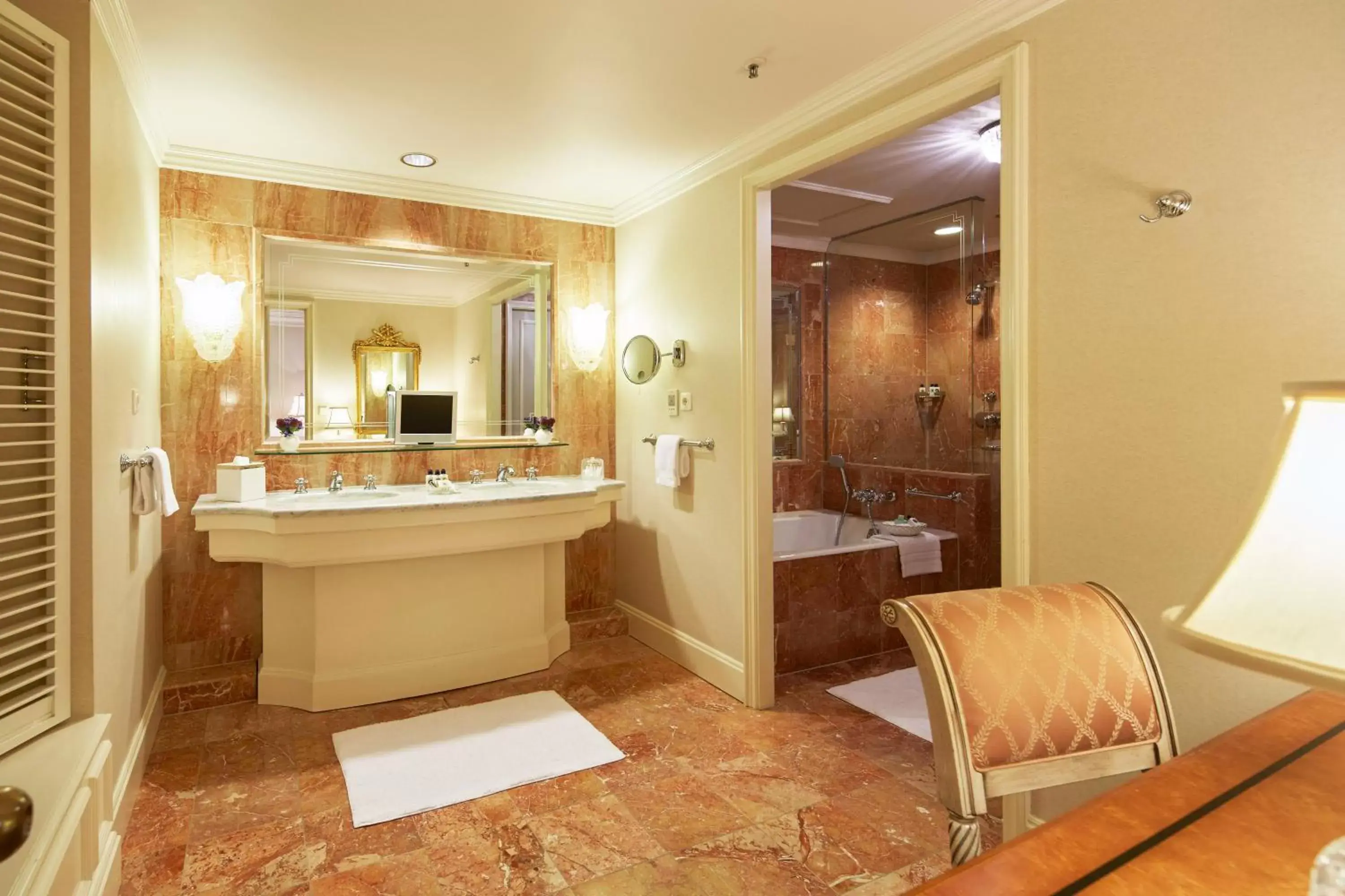 Photo of the whole room in Regent Berlin by IHG Photo of the whole room in Regent Berlin by IHG